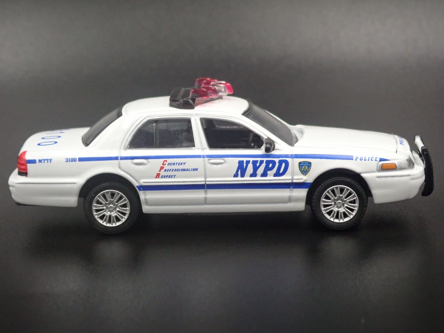 FORD CROWN VICTORIA INTERCEPTOR NYPD 1:64 SCALE DIORAMA DIECAST MODEL CAR