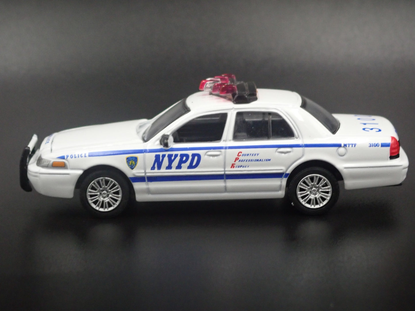 FORD CROWN VICTORIA INTERCEPTOR NYPD 1:64 SCALE DIORAMA DIECAST MODEL CAR