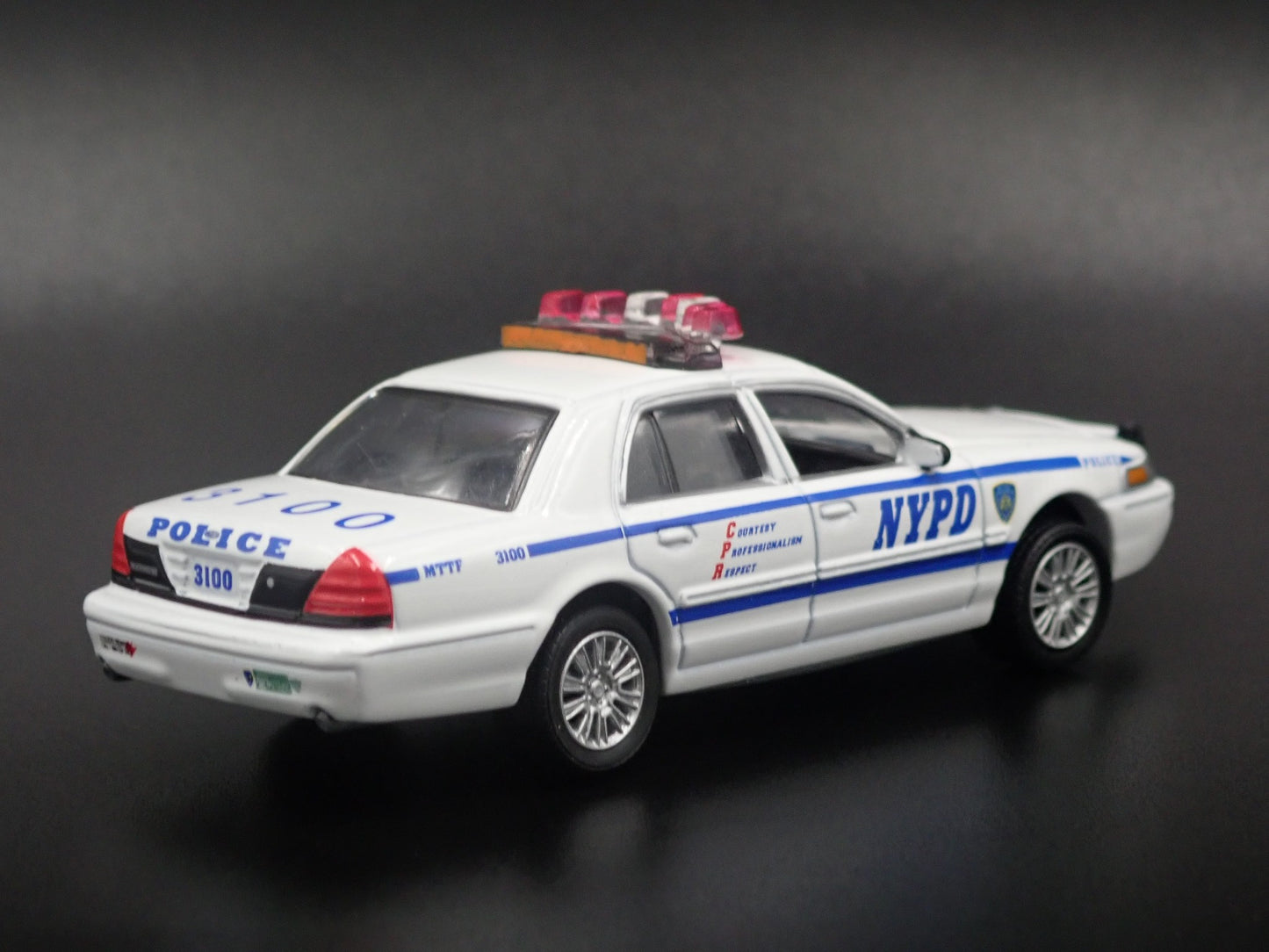 FORD CROWN VICTORIA INTERCEPTOR NYPD 1:64 SCALE DIORAMA DIECAST MODEL CAR