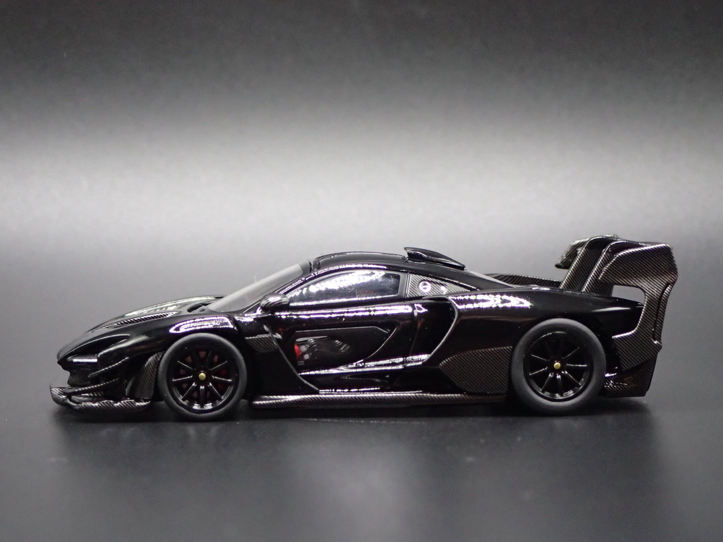 2018-2025 MCLAREN SENNA BLACK SUPERCAR 1:64 SCALE DIORAMA DIECAST MODEL CAR