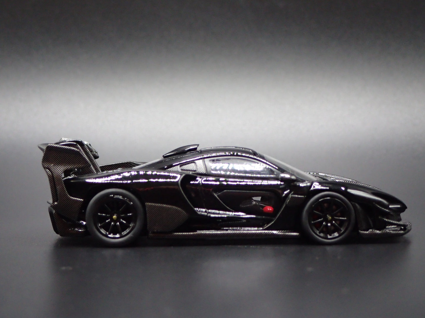 2018-2025 MCLAREN SENNA BLACK SUPERCAR 1:64 SCALE DIORAMA DIECAST MODEL CAR