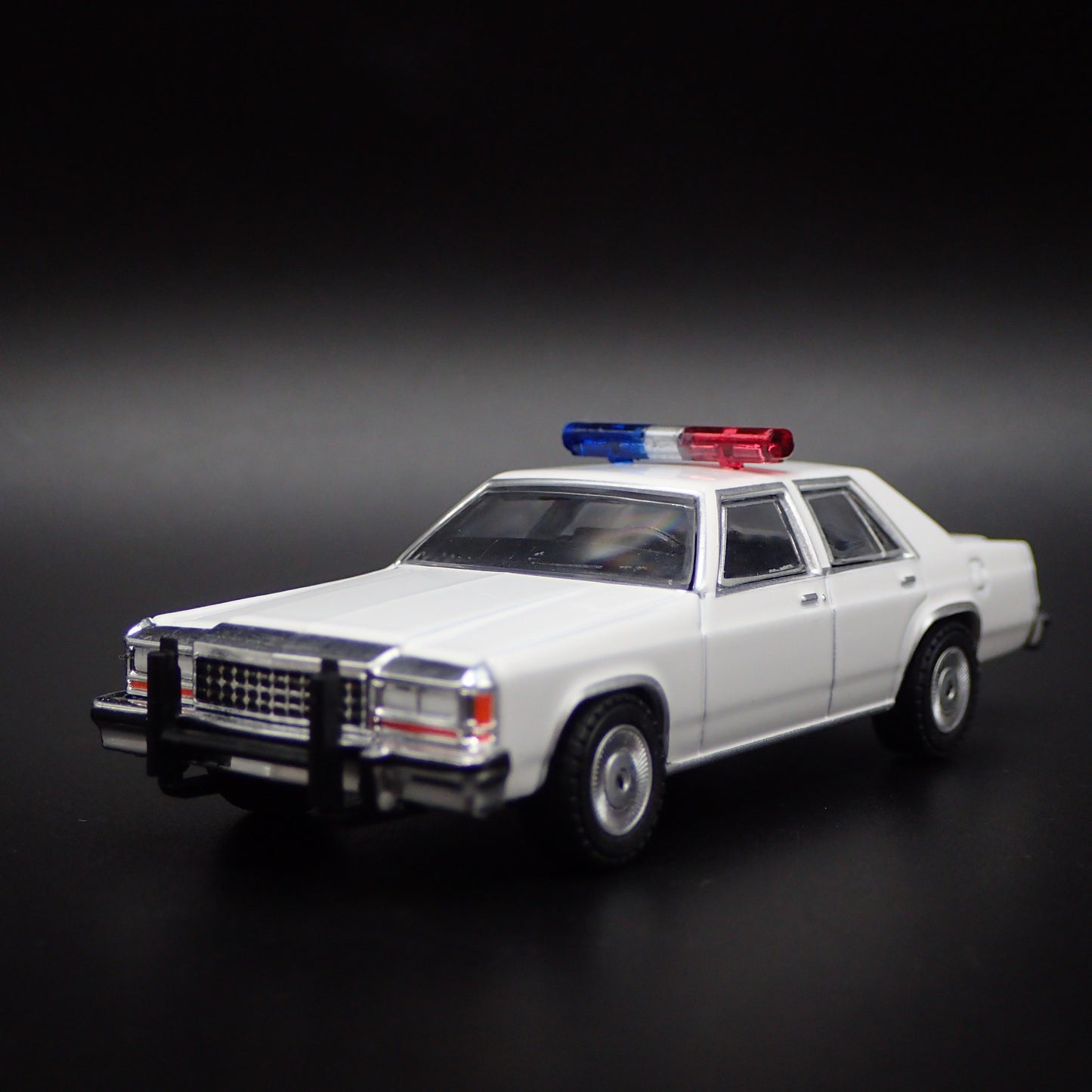 1980-1991 FORD LTD CROWN VICTORIA POLICE WHITE 1:64 SCALE DIORAMA MODEL CAR
