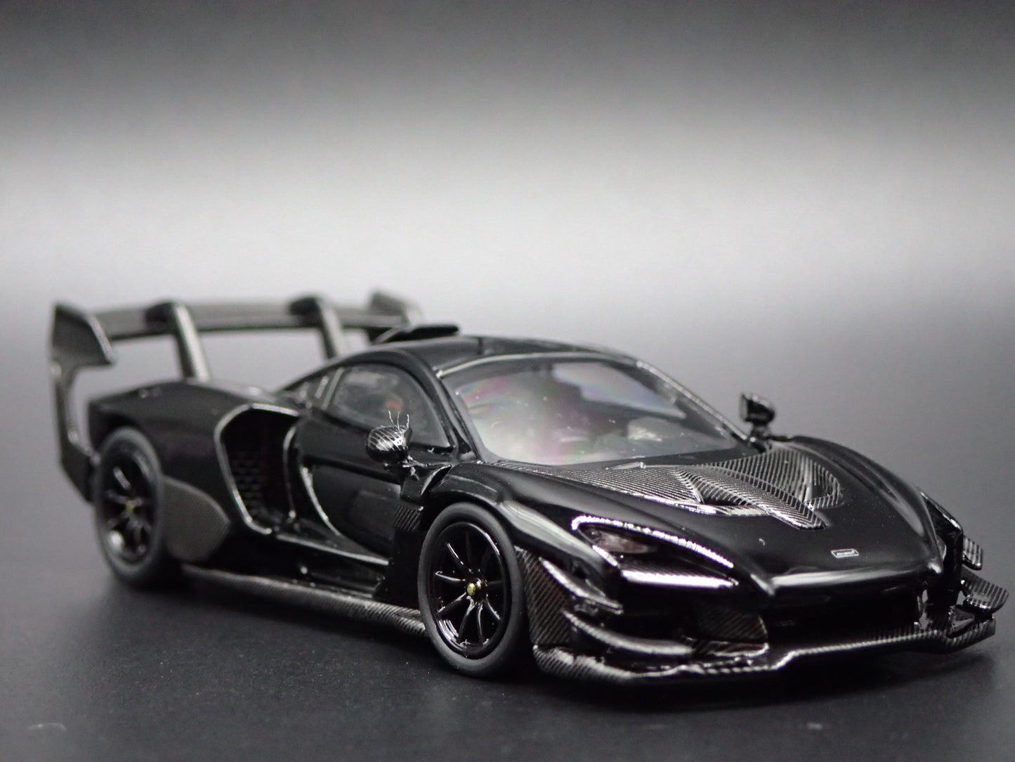 2018-2025 MCLAREN SENNA BLACK SUPERCAR 1:64 SCALE DIORAMA DIECAST MODEL CAR