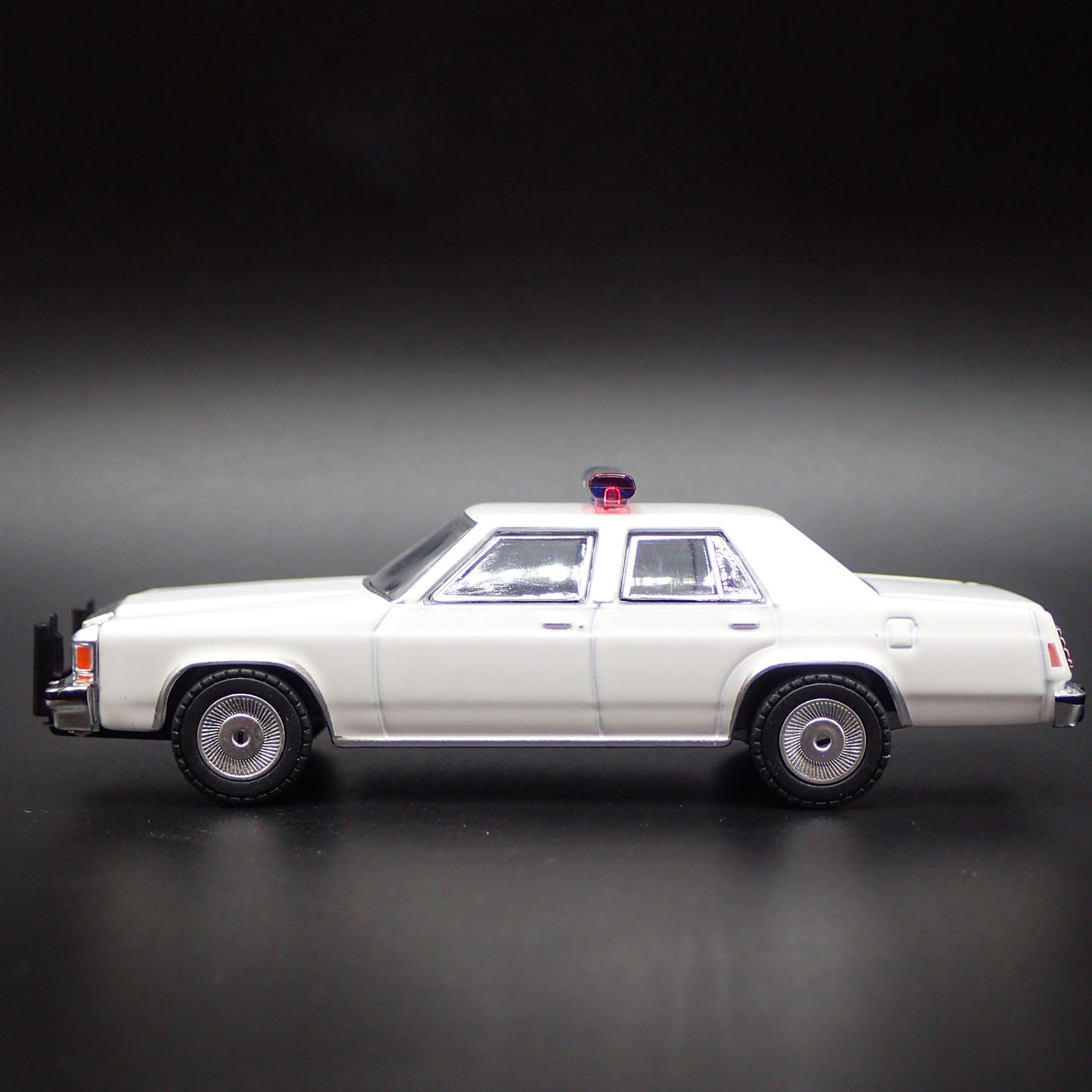 1980-1991 FORD LTD CROWN VICTORIA POLICE WHITE 1:64 SCALE DIORAMA MODEL CAR