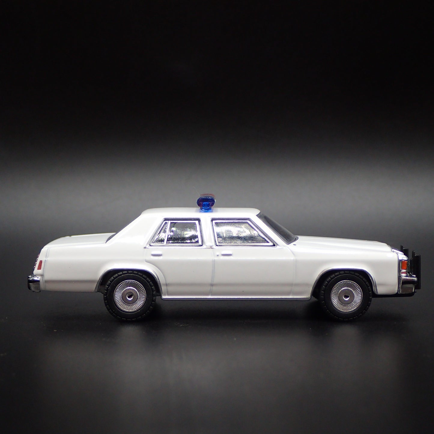 1980-1991 FORD LTD CROWN VICTORIA POLICE WHITE 1:64 SCALE DIORAMA MODEL CAR