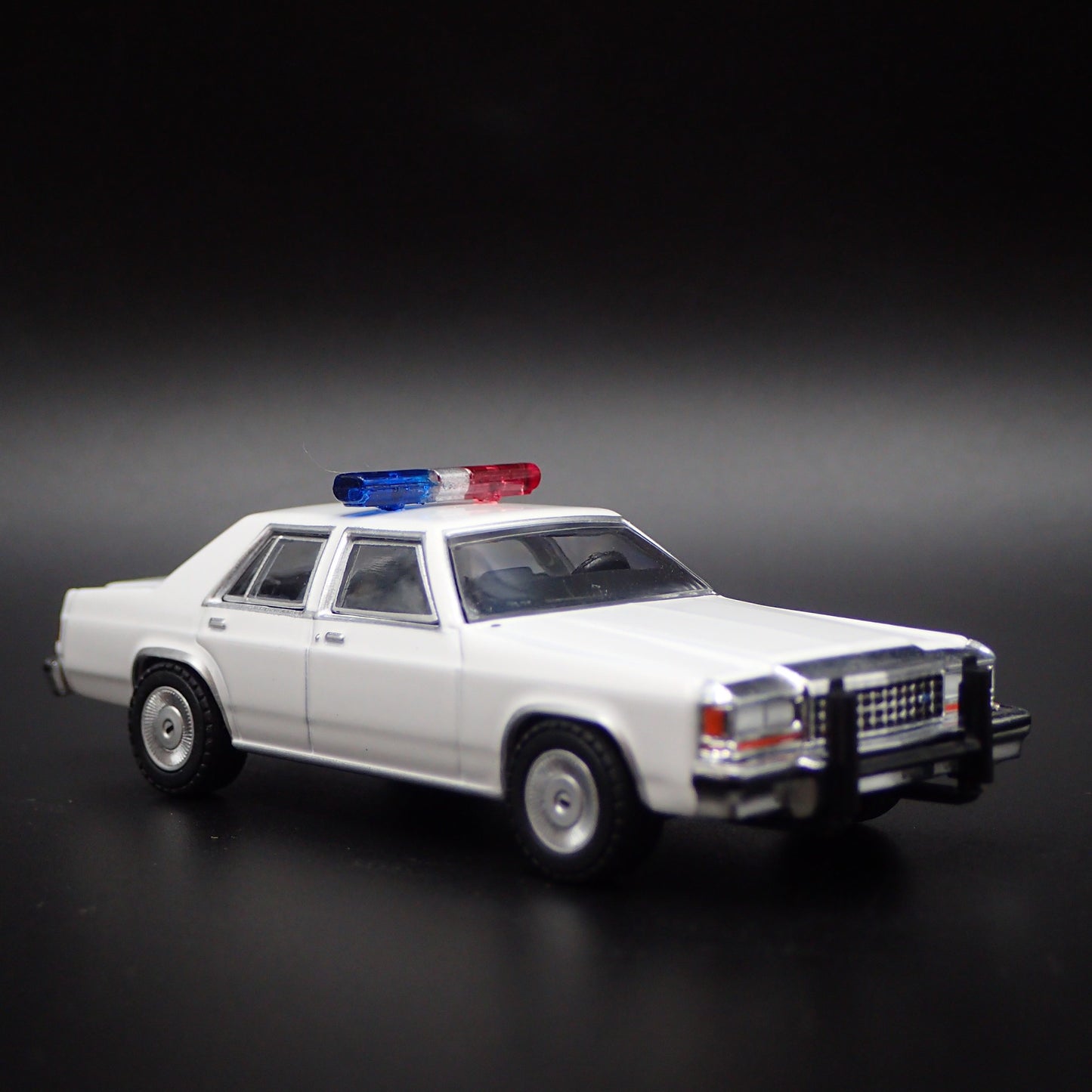 1980-1991 FORD LTD CROWN VICTORIA POLICE WHITE 1:64 SCALE DIORAMA MODEL CAR