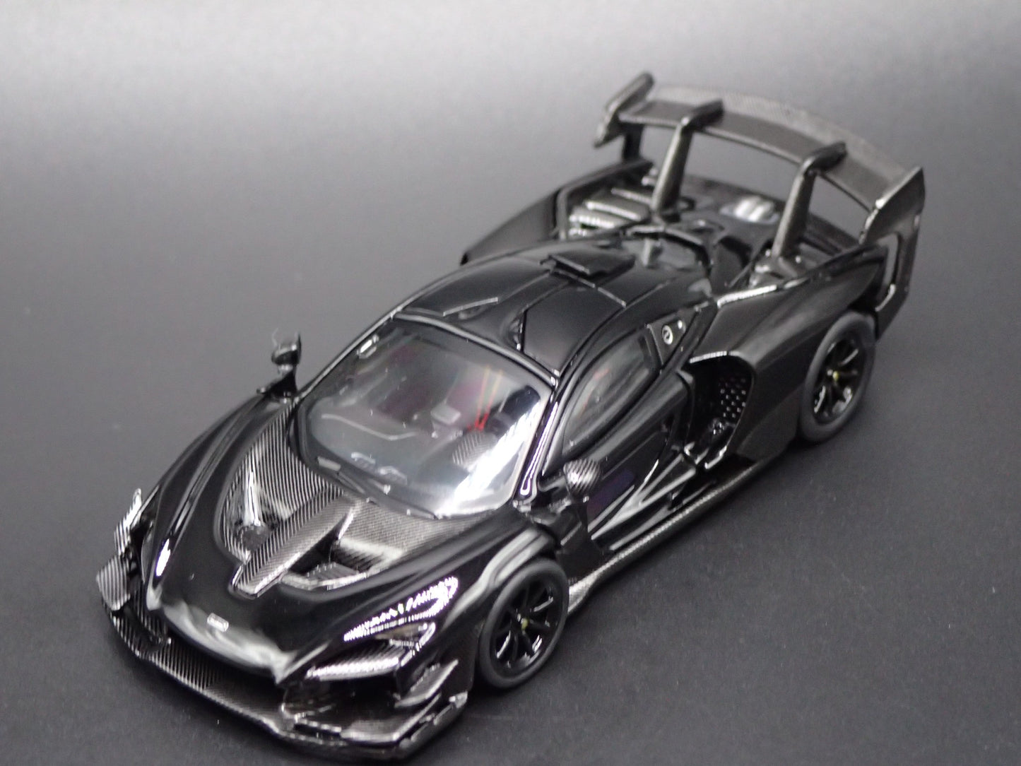 2018-2025 MCLAREN SENNA BLACK SUPERCAR 1:64 SCALE DIORAMA DIECAST MODEL CAR