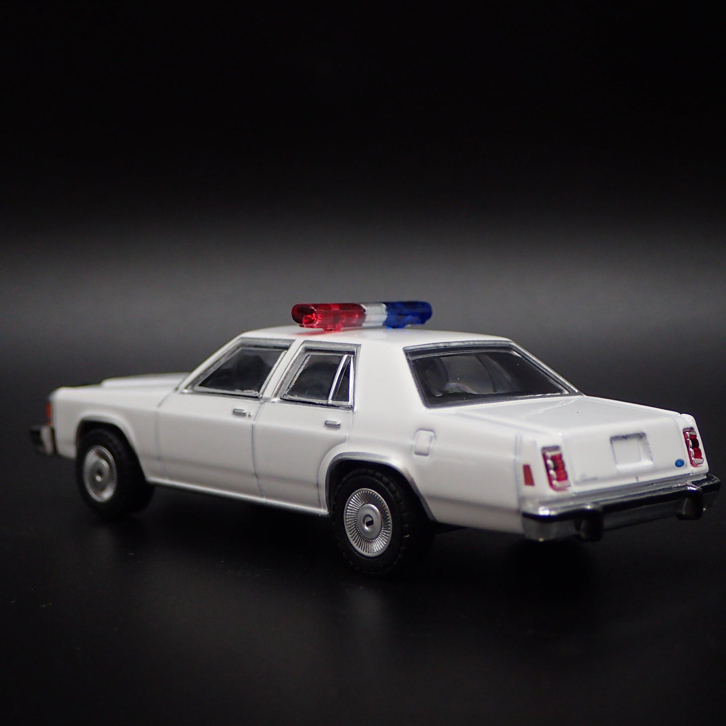 1980-1991 FORD LTD CROWN VICTORIA POLICE WHITE 1:64 SCALE DIORAMA MODEL CAR