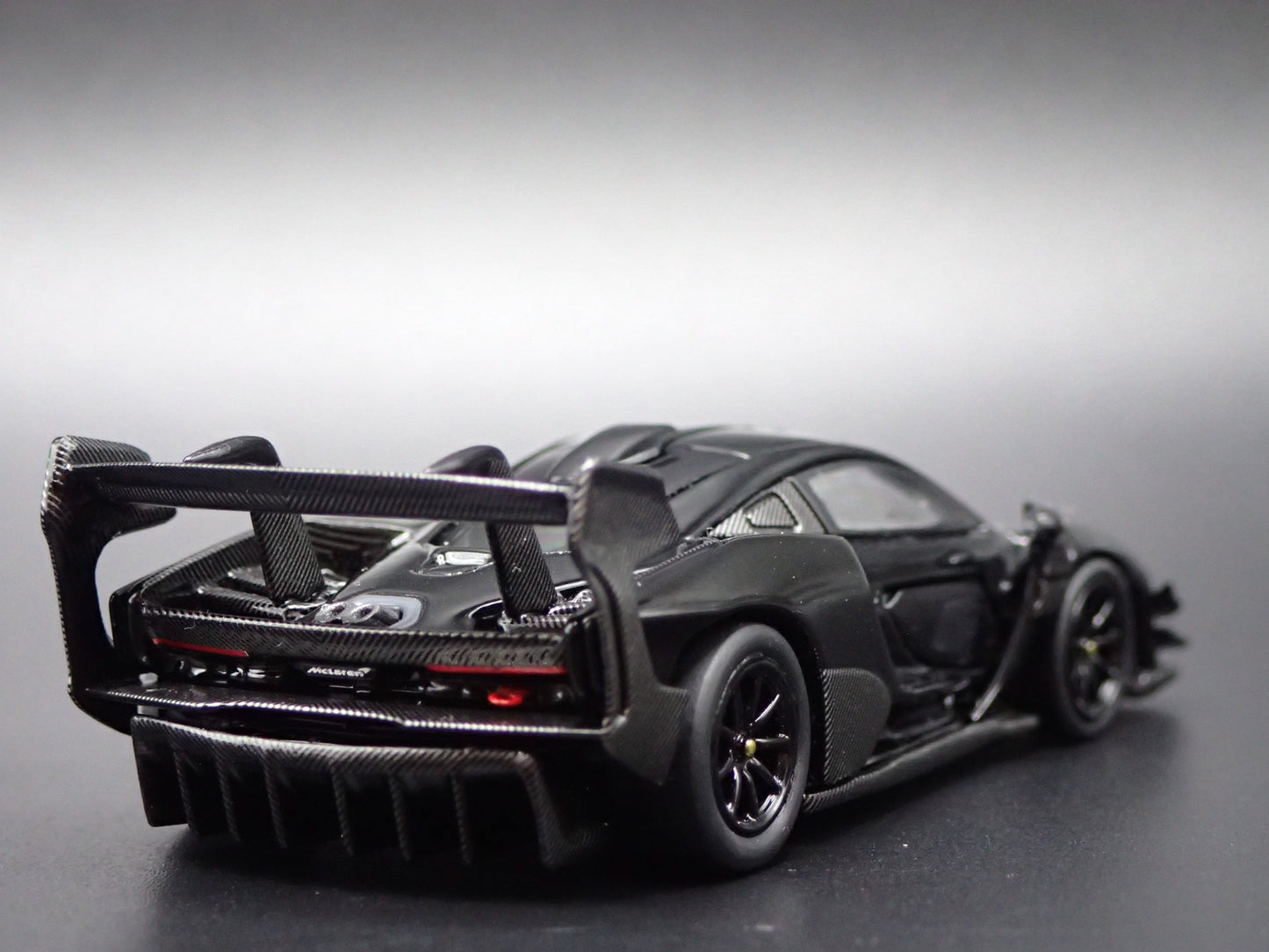 2018-2025 MCLAREN SENNA BLACK SUPERCAR 1:64 SCALE DIORAMA DIECAST MODEL CAR