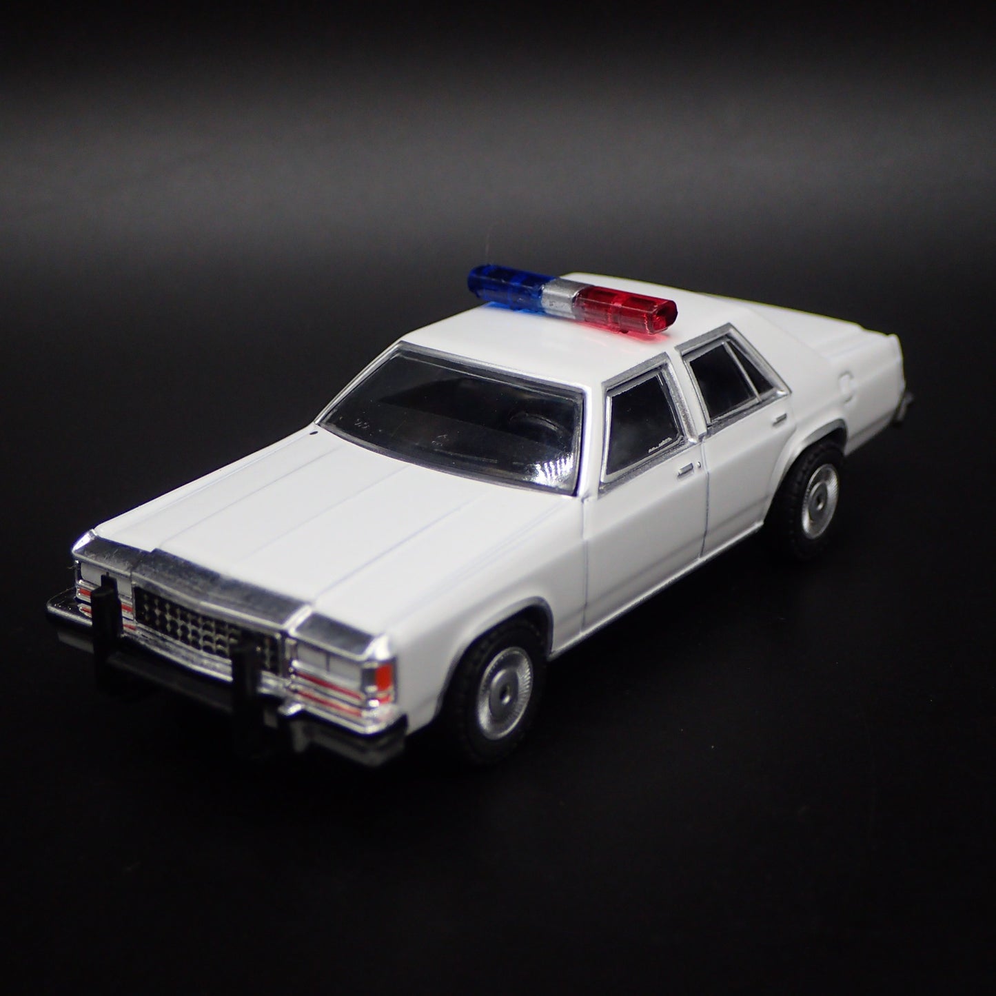 1980-1991 FORD LTD CROWN VICTORIA POLICE WHITE 1:64 SCALE DIORAMA MODEL CAR