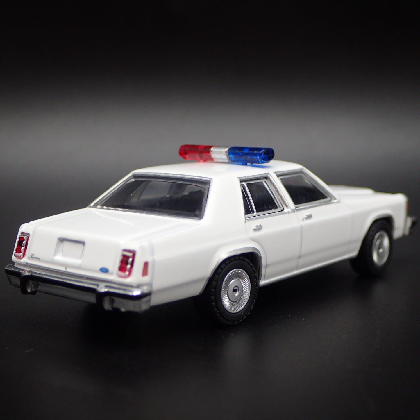 1980-1991 FORD LTD CROWN VICTORIA POLICE WHITE 1:64 SCALE DIORAMA MODEL CAR