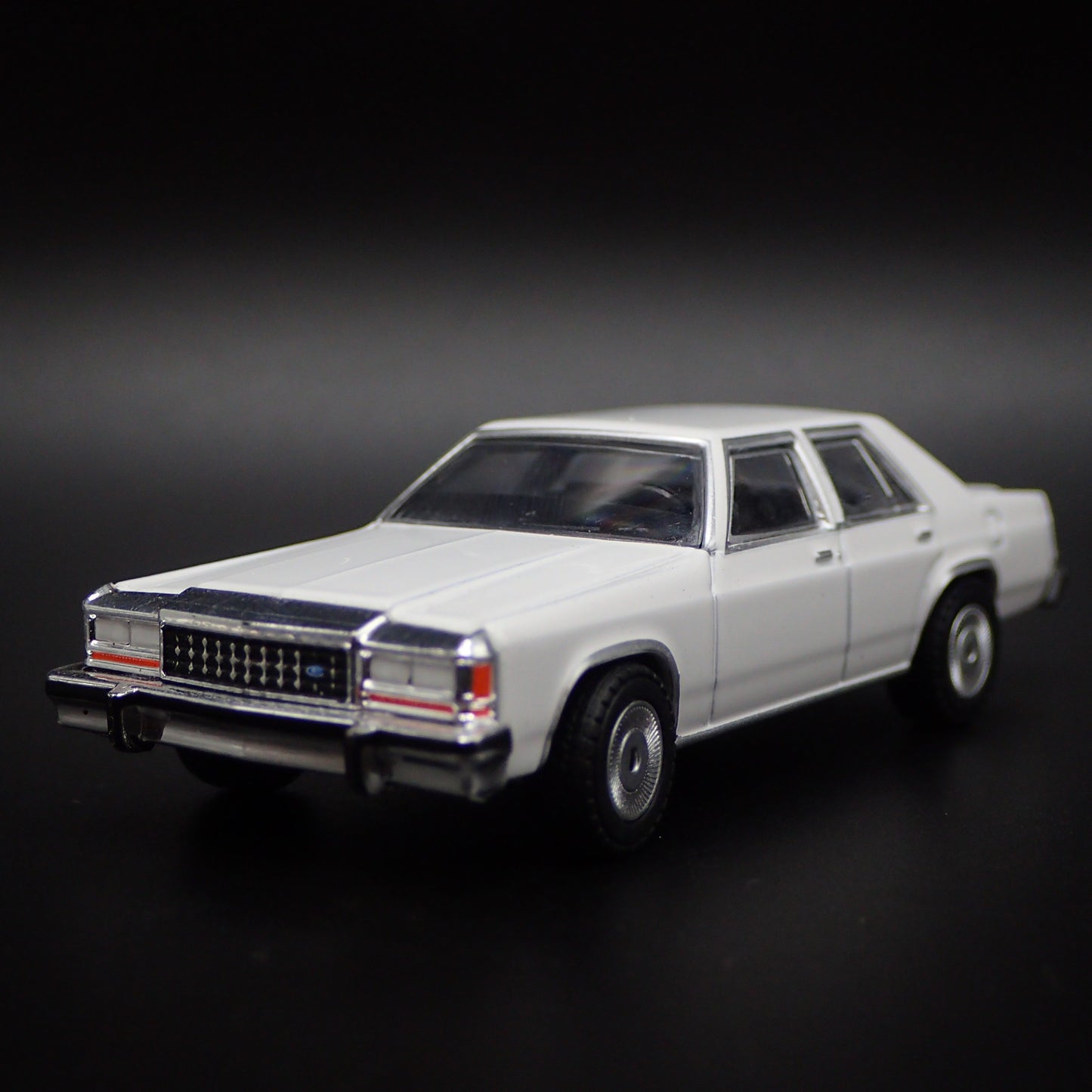 1980-1991 FORD LTD CROWN VICTORIA WHITE 1:64 SCALE COLLECTIBLE DIORAMA MODEL CAR