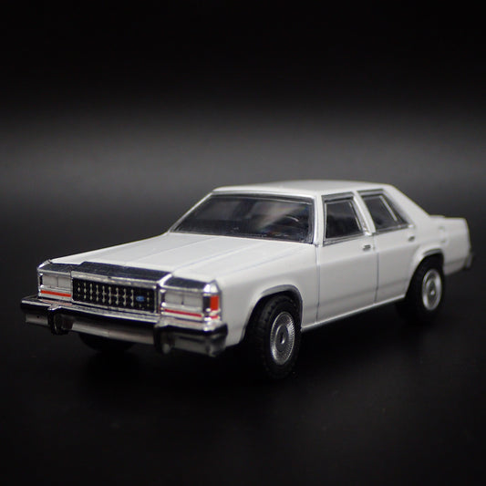 1980-1991 FORD LTD CROWN VICTORIA WHITE 1:64 SCALE COLLECTIBLE DIORAMA MODEL CAR