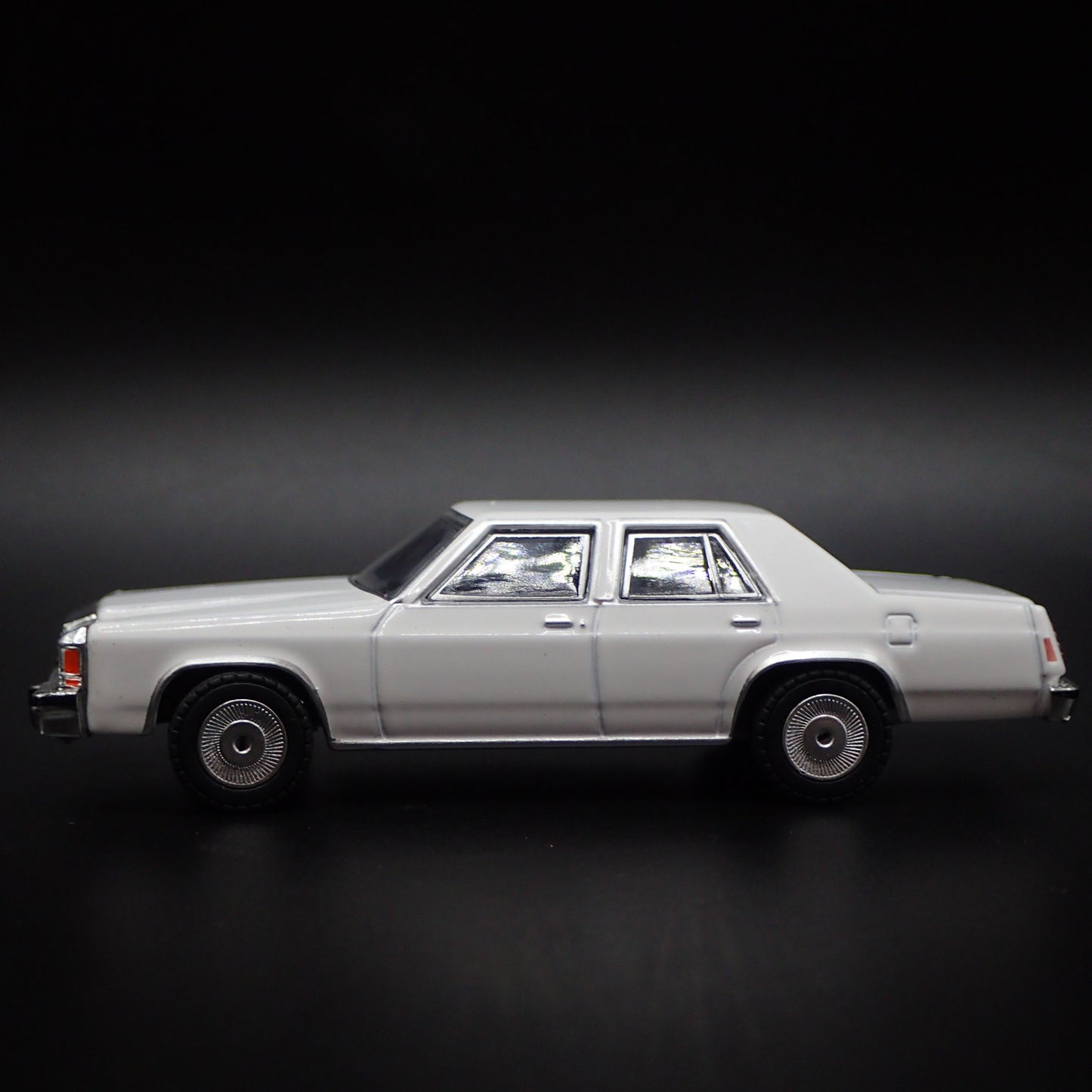 1980-1991 FORD LTD CROWN VICTORIA WHITE 1:64 SCALE COLLECTIBLE DIORAMA MODEL CAR