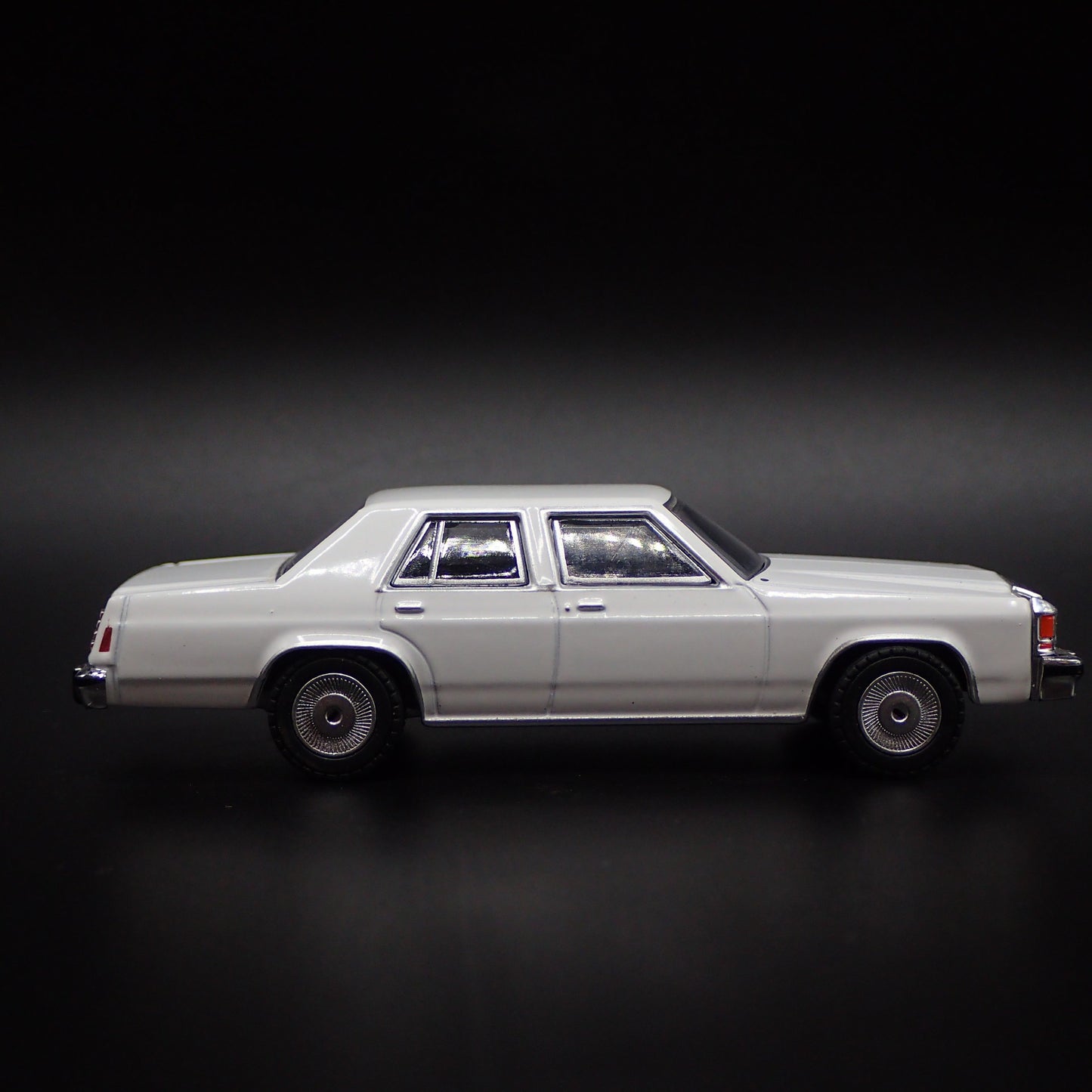 1980-1991 FORD LTD CROWN VICTORIA WHITE 1:64 SCALE COLLECTIBLE DIORAMA MODEL CAR