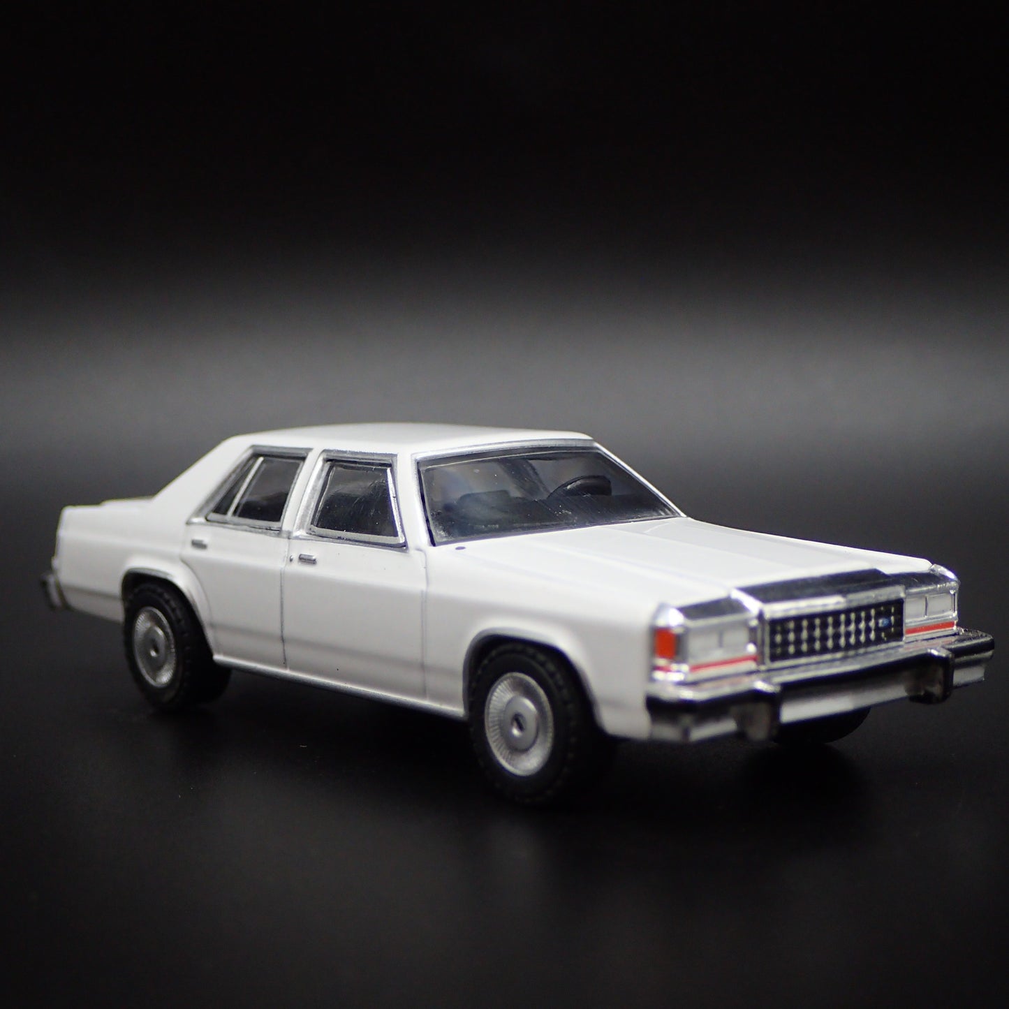 1980-1991 FORD LTD CROWN VICTORIA WHITE 1:64 SCALE COLLECTIBLE DIORAMA MODEL CAR