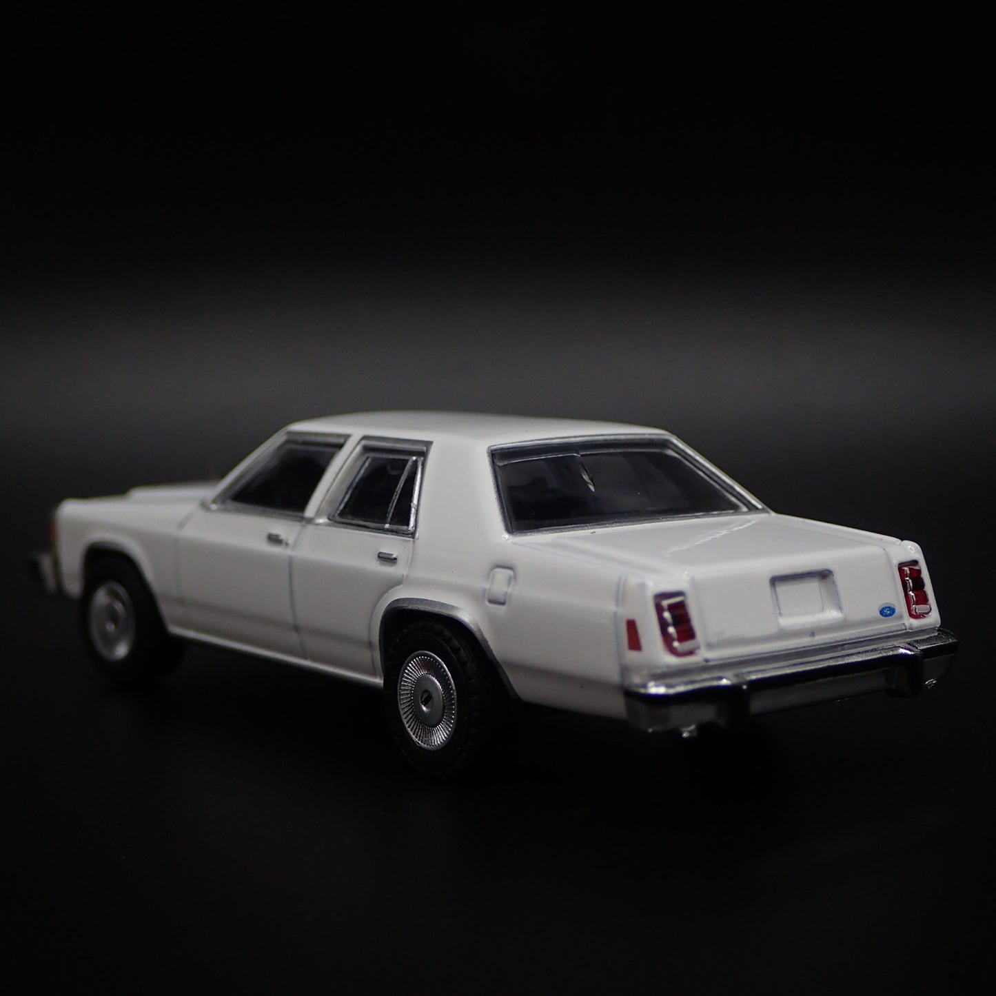 1980-1991 FORD LTD CROWN VICTORIA WHITE 1:64 SCALE COLLECTIBLE DIORAMA MODEL CAR