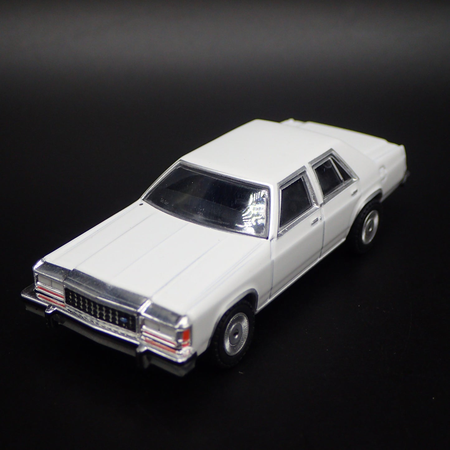 1980-1991 FORD LTD CROWN VICTORIA WHITE 1:64 SCALE COLLECTIBLE DIORAMA MODEL CAR