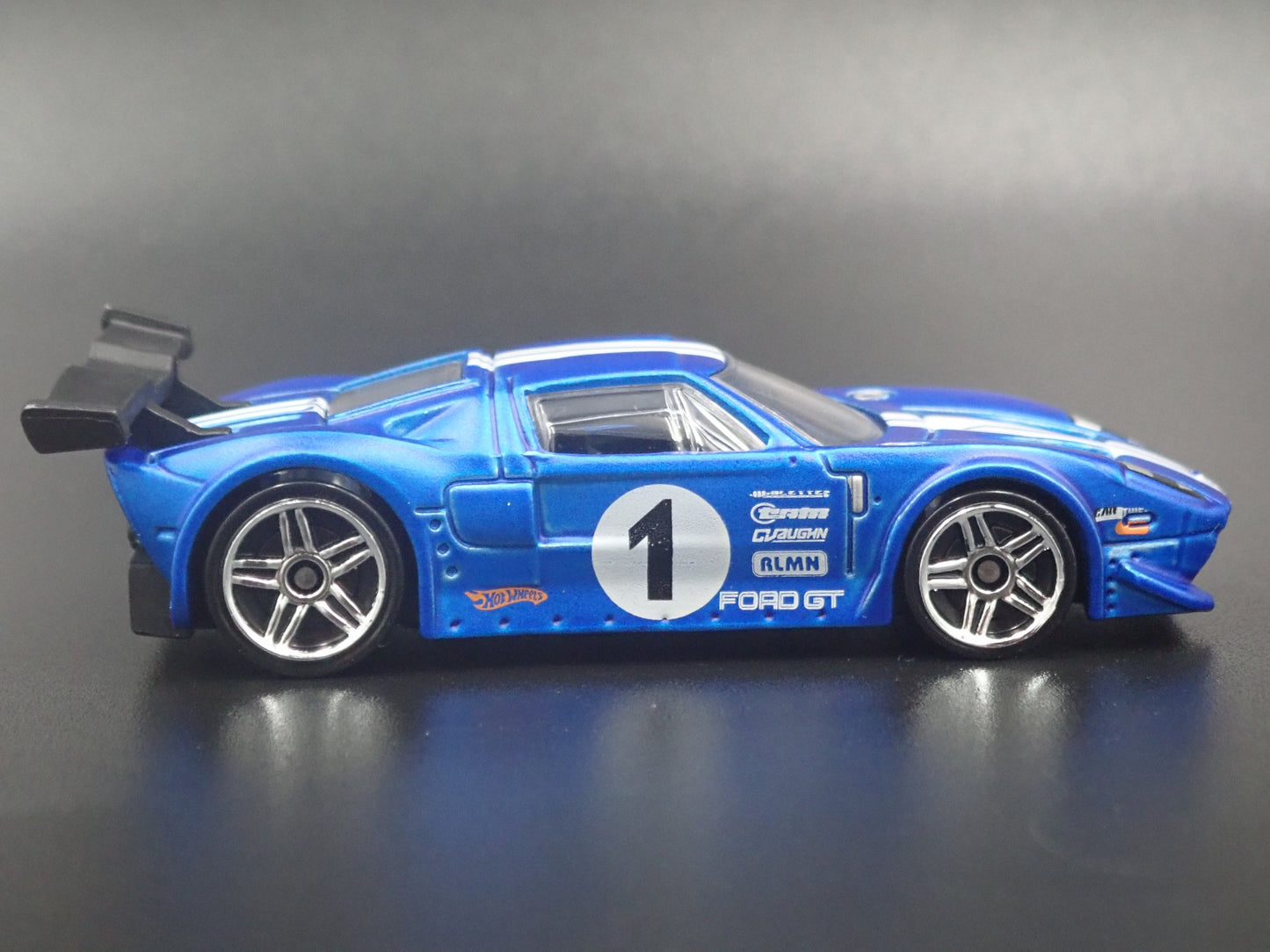 2005-2006 FORD GT LM BLUE RARE 1:64 SCALE COLLECTIBLE DIORAMA DIECAST MODEL CAR