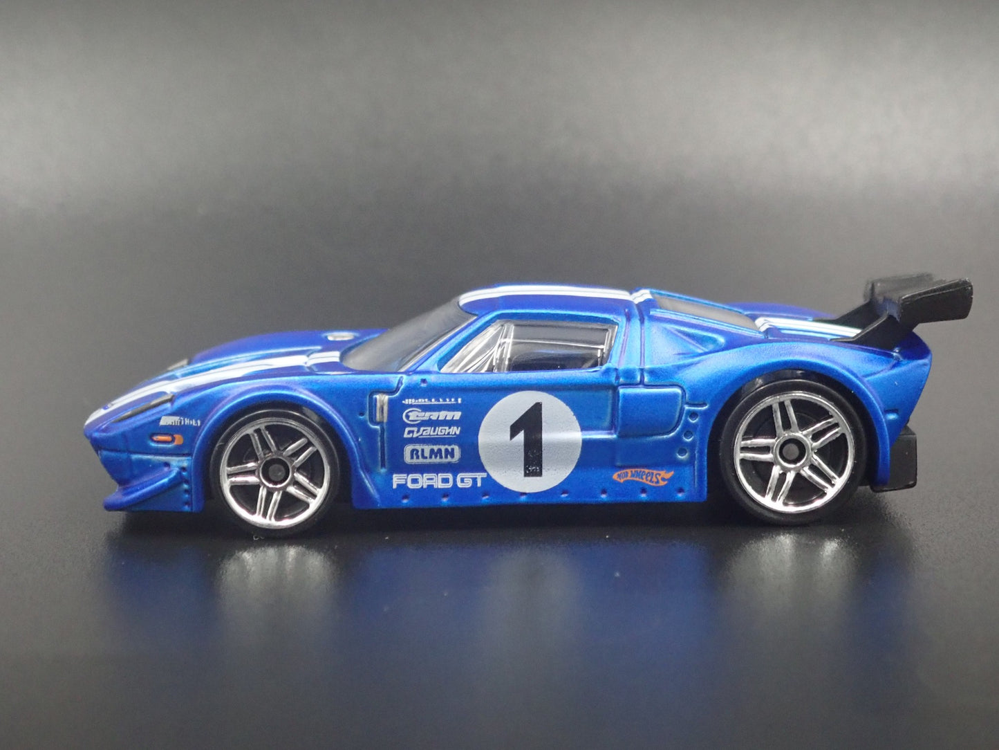 2005-2006 FORD GT LM BLUE RARE 1:64 SCALE COLLECTIBLE DIORAMA DIECAST MODEL CAR