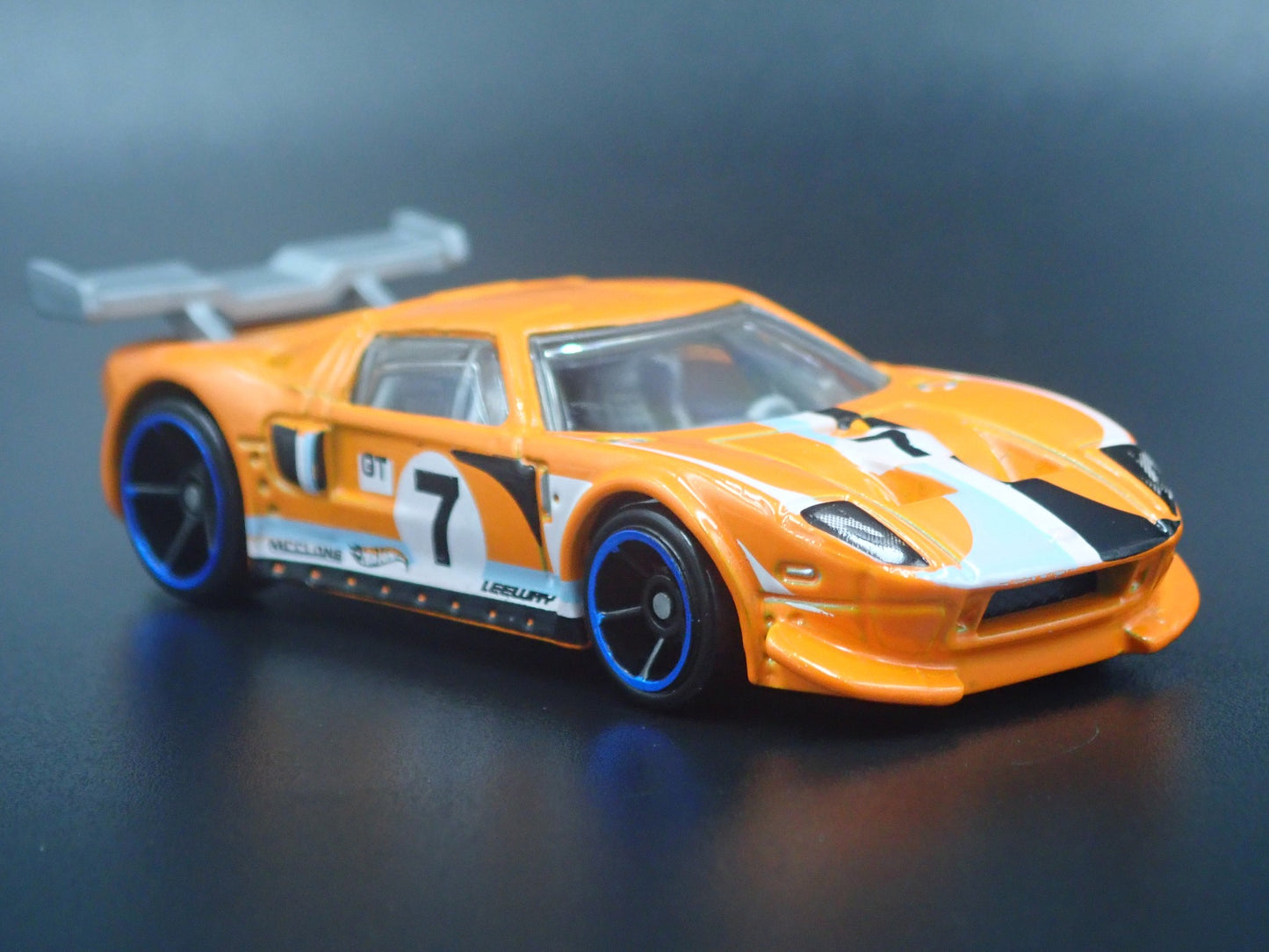 2005-2006 FORD GT LM ORANGE 1:64 SCALE COLLECTIBLE DIORAMA DIECAST MODEL CAR