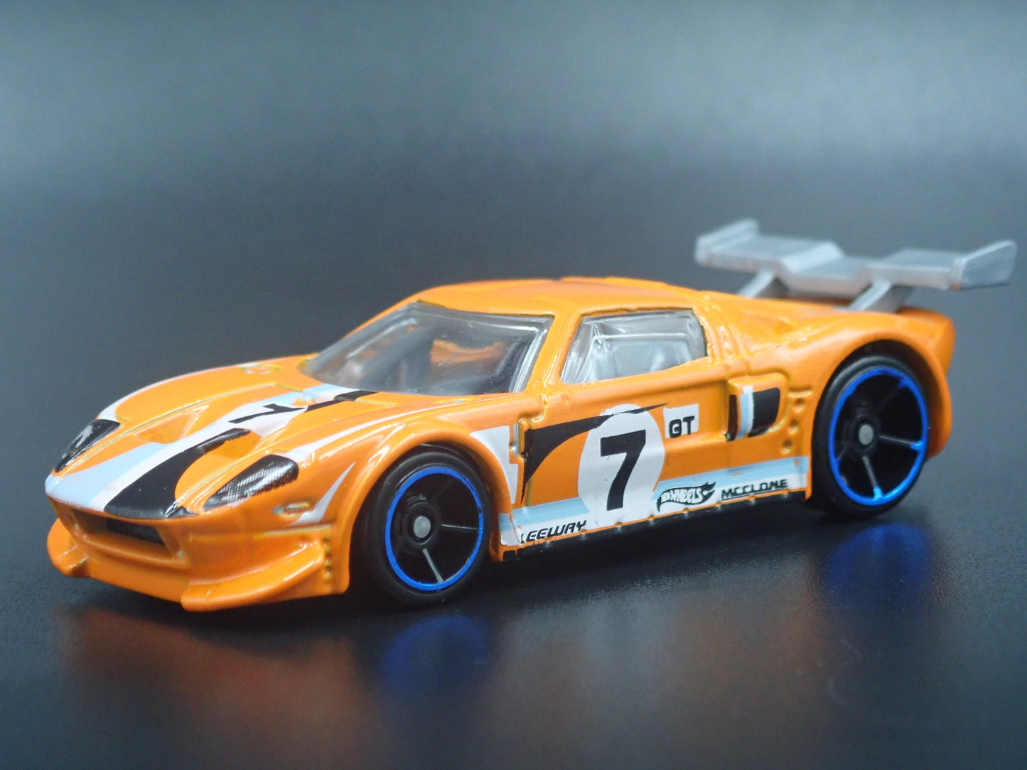 2005-2006 FORD GT LM ORANGE 1:64 SCALE COLLECTIBLE DIORAMA DIECAST MODEL CAR