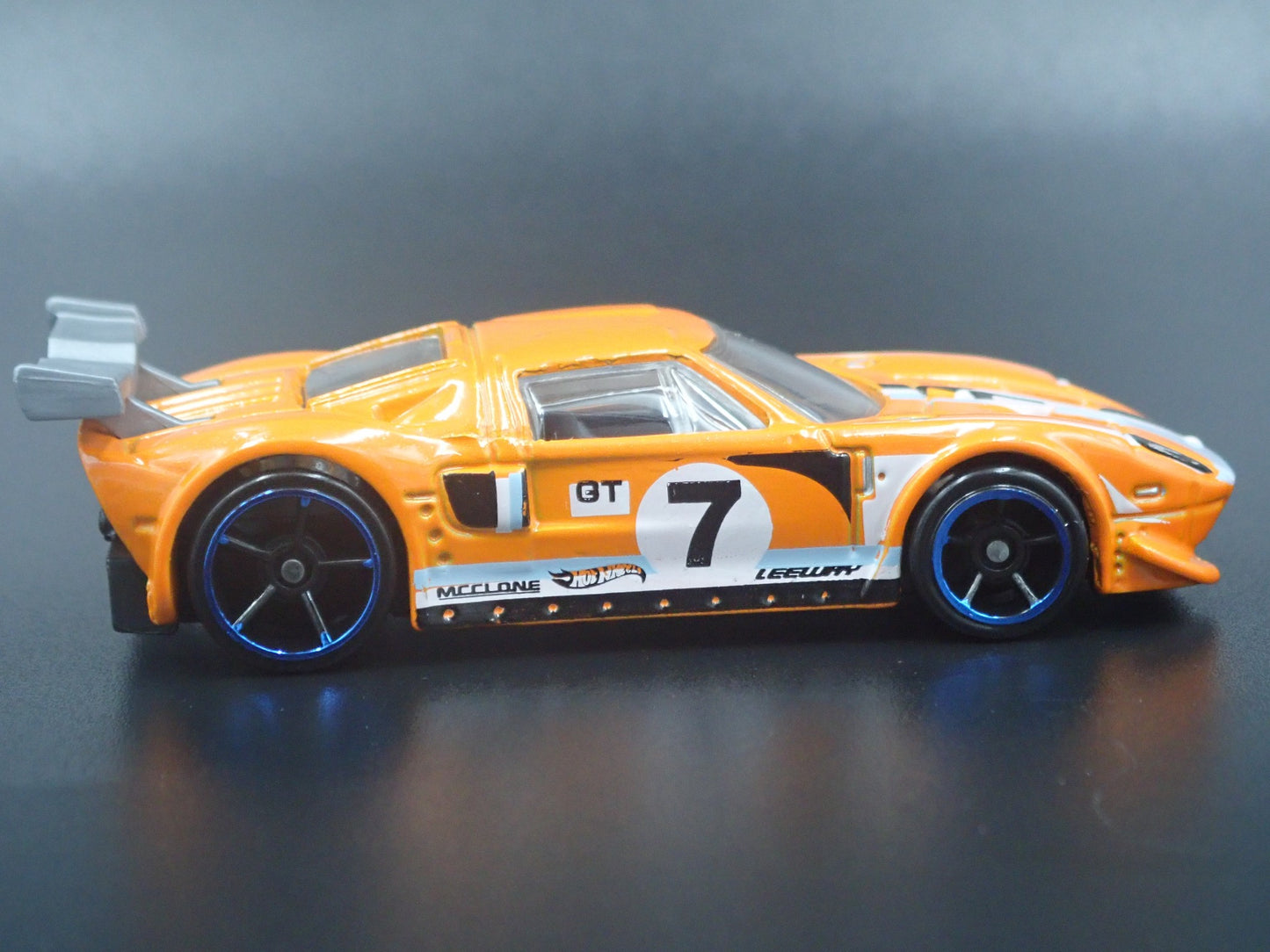 2005-2006 FORD GT LM ORANGE 1:64 SCALE COLLECTIBLE DIORAMA DIECAST MODEL CAR