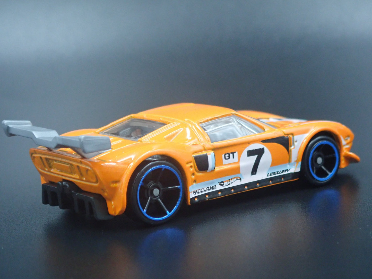 2005-2006 FORD GT LM ORANGE 1:64 SCALE COLLECTIBLE DIORAMA DIECAST MODEL CAR