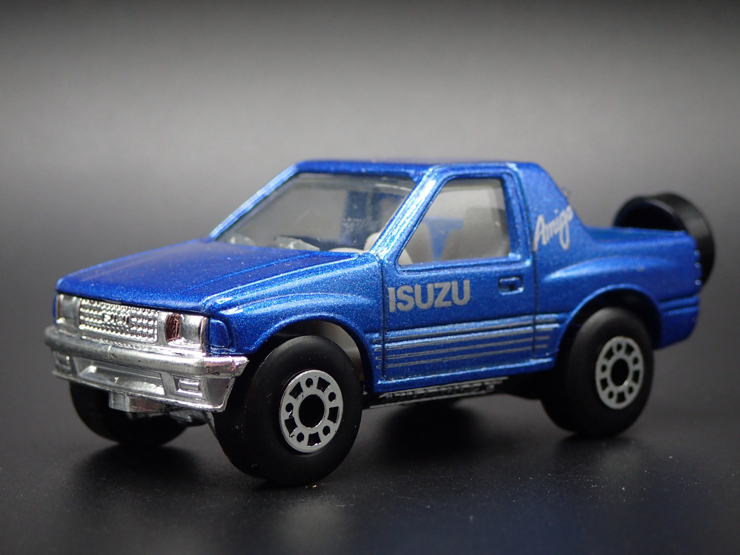 1989-1994 ISUZU AMIGO SUV BLUE 1:64 SCALE COLLECTIBLE DIORAMA DIECAST MODEL CAR