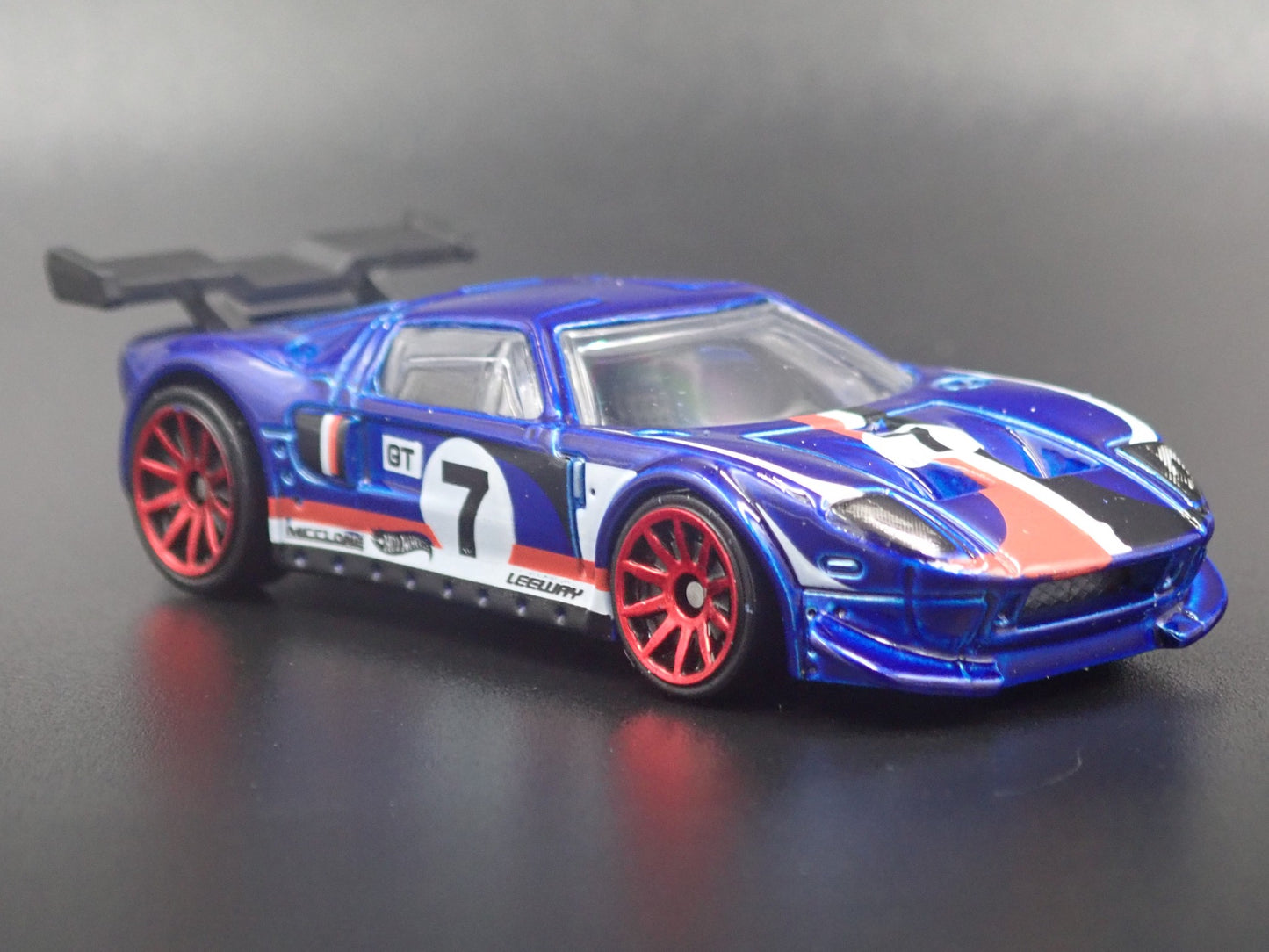 2005-2006 FORD GT LM BLUE 1:64 SCALE COLLECTIBLE DIORAMA DIECAST MODEL CAR
