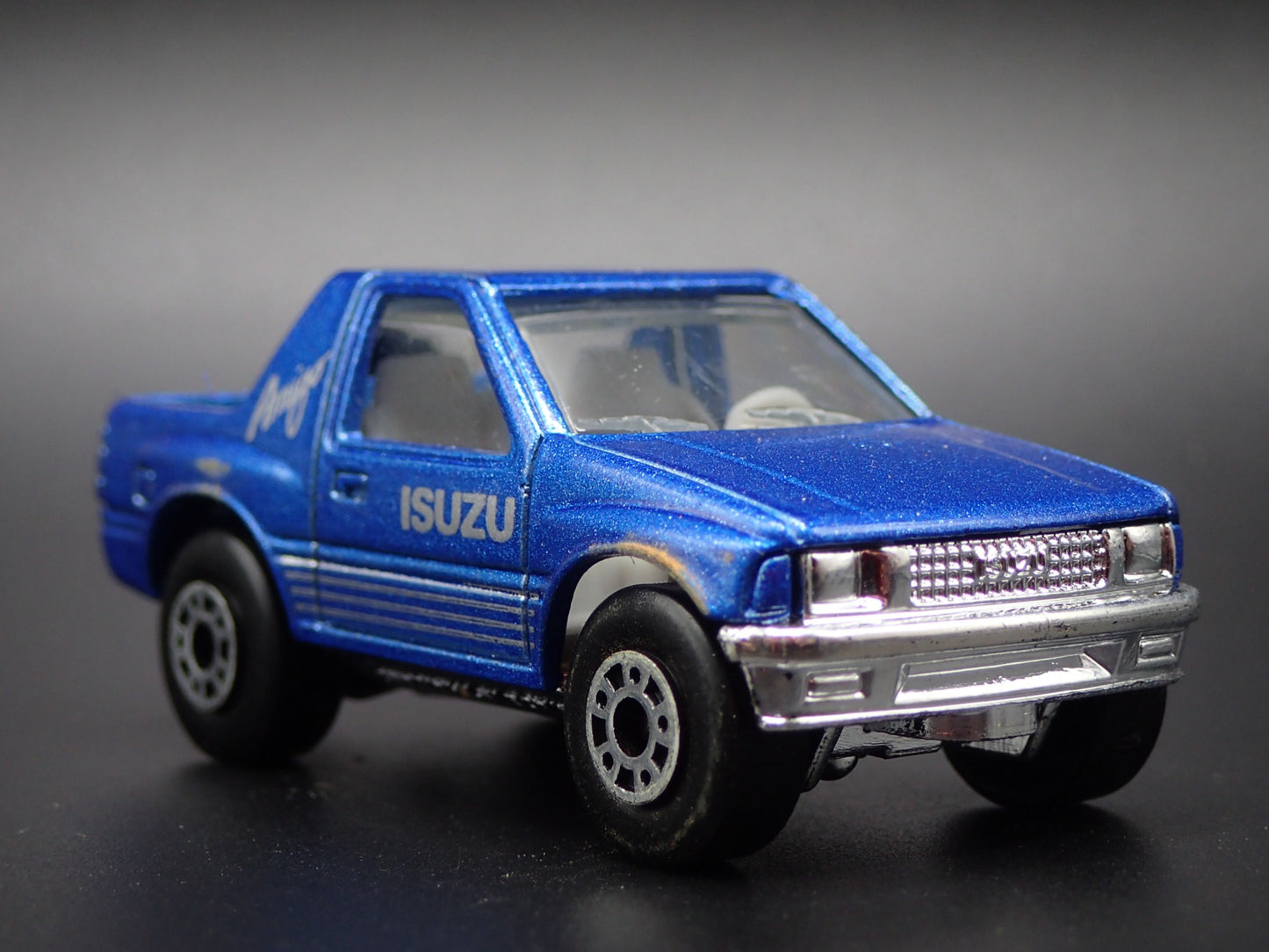1989-1994 ISUZU AMIGO SUV BLUE 1:64 SCALE COLLECTIBLE DIORAMA DIECAST MODEL CAR