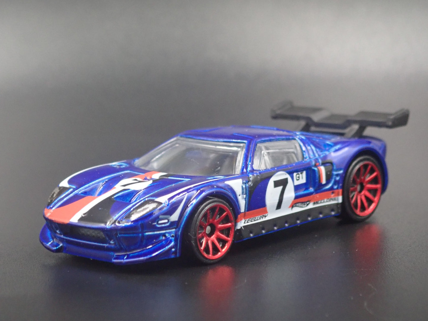 2005-2006 FORD GT LM BLUE 1:64 SCALE COLLECTIBLE DIORAMA DIECAST MODEL CAR