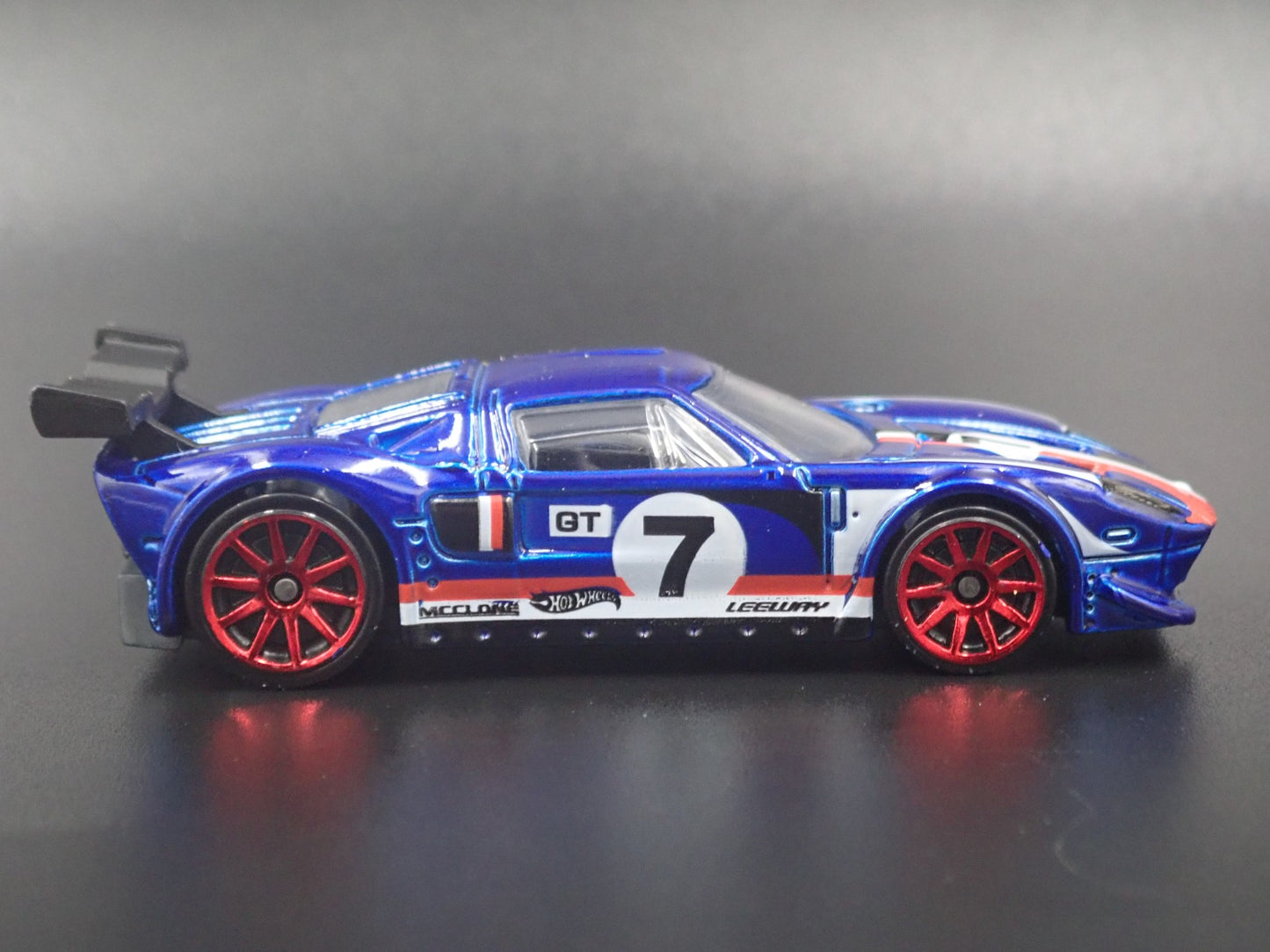 2005-2006 FORD GT LM BLUE 1:64 SCALE COLLECTIBLE DIORAMA DIECAST MODEL CAR