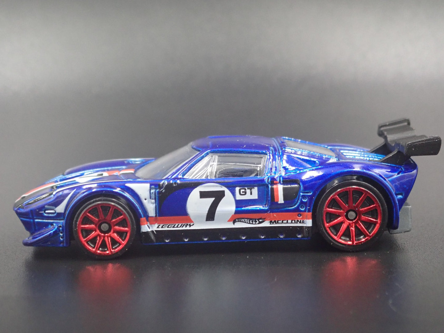 2005-2006 FORD GT LM BLUE 1:64 SCALE COLLECTIBLE DIORAMA DIECAST MODEL CAR
