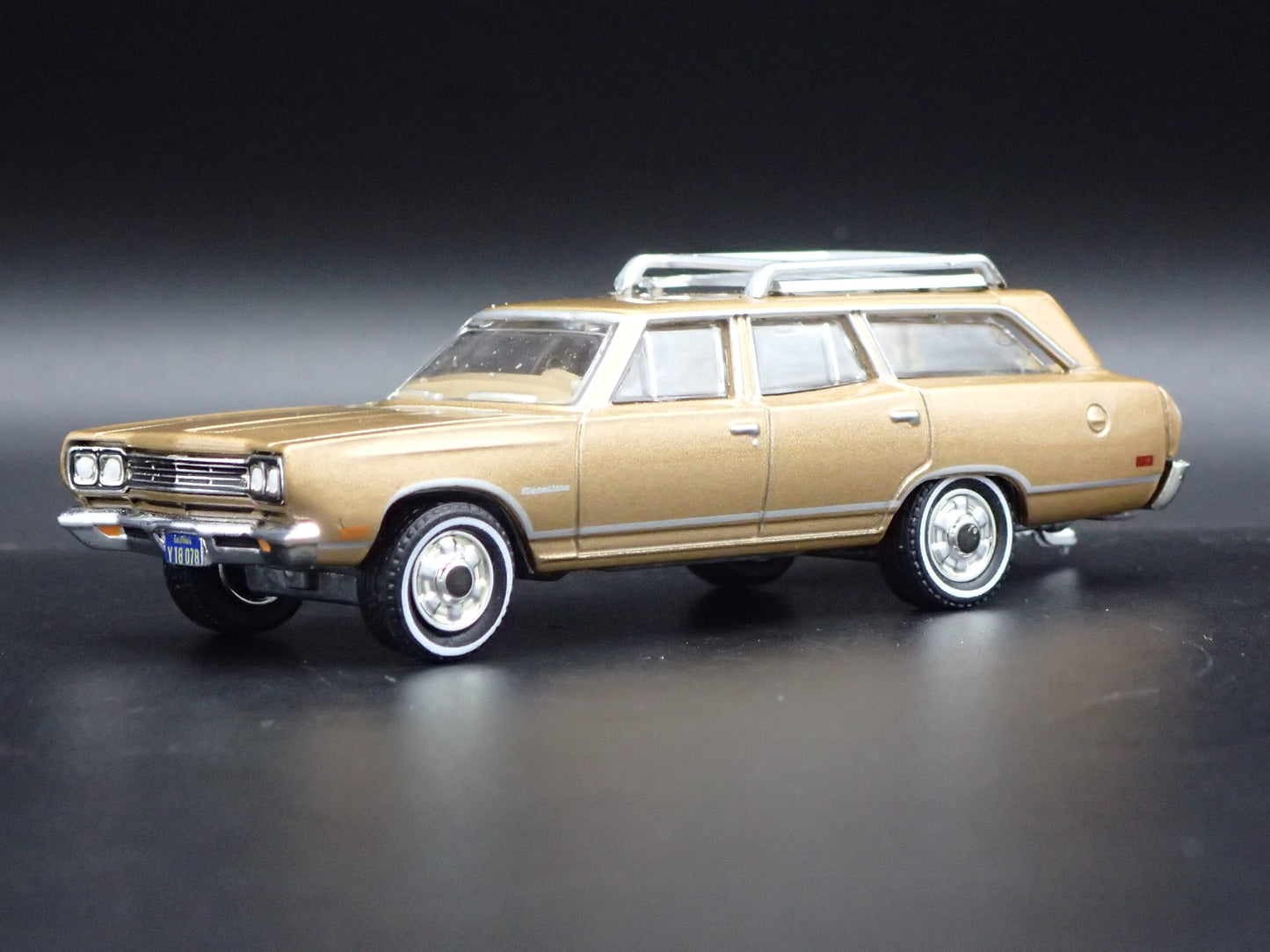 1969 PLYMOUTH SATELLITE STATION WAGON BRADY BUNCH 1:64 SCALE DIECAST MODEL CAR