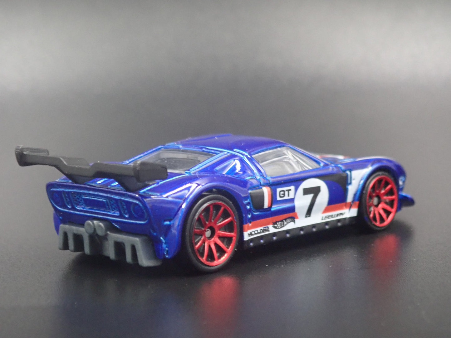 2005-2006 FORD GT LM BLUE 1:64 SCALE COLLECTIBLE DIORAMA DIECAST MODEL CAR