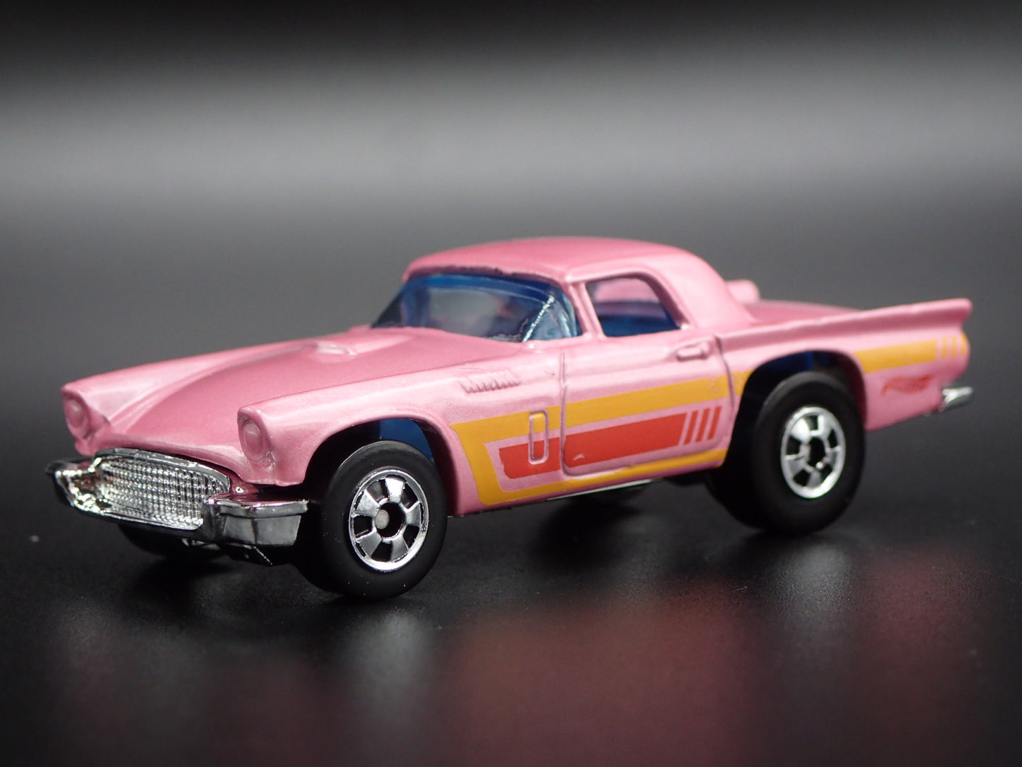 1957 57 FORD THUNDERBIRD TBIRD 1:64 SCALE COLLECTIBLE DIORAMA DIECAST MODEL CAR