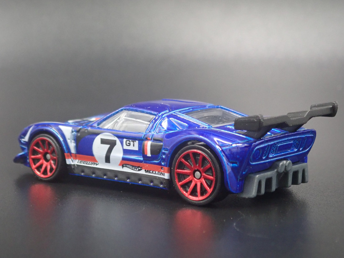 2005-2006 FORD GT LM BLUE 1:64 SCALE COLLECTIBLE DIORAMA DIECAST MODEL CAR