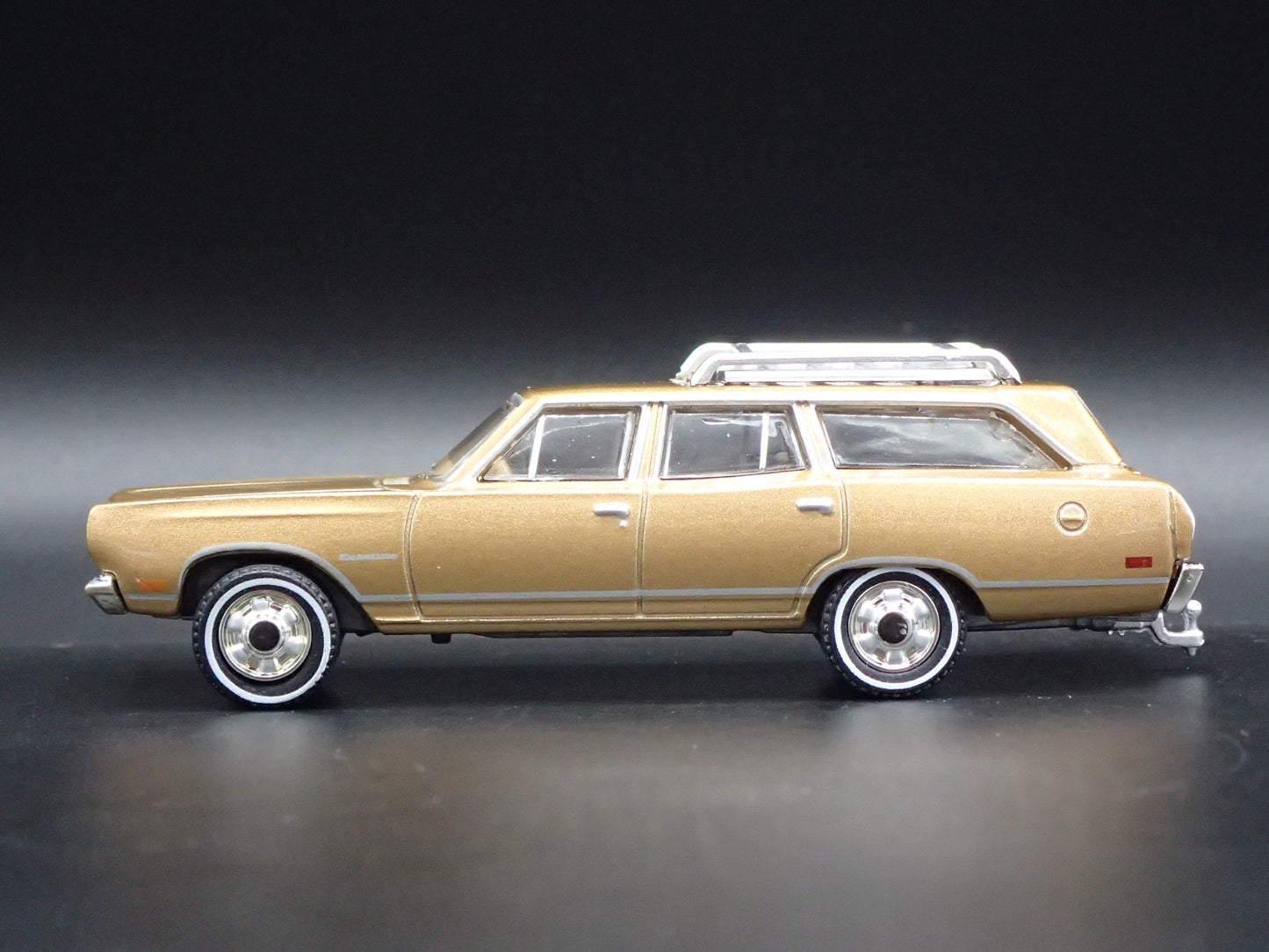 1969 PLYMOUTH SATELLITE STATION WAGON BRADY BUNCH 1:64 SCALE DIECAST MODEL CAR