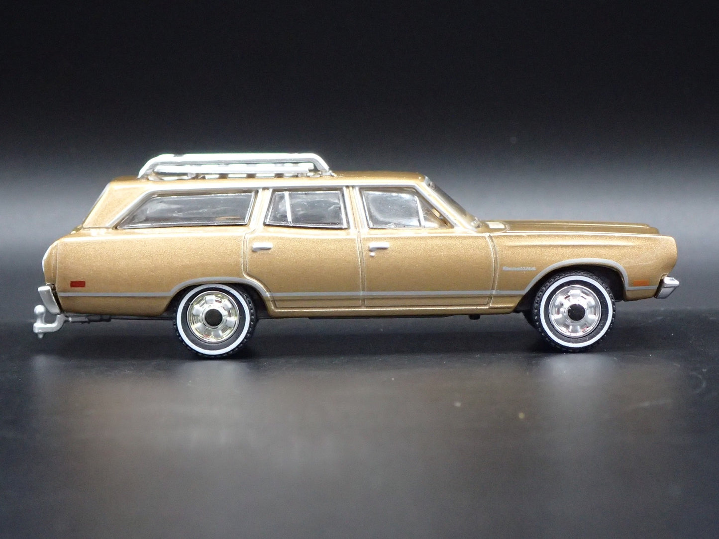 1969 PLYMOUTH SATELLITE STATION WAGON BRADY BUNCH 1:64 SCALE DIECAST MODEL CAR