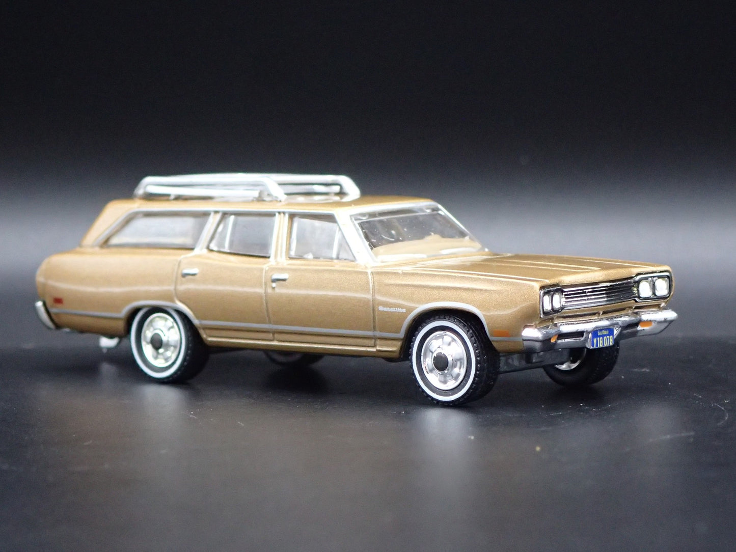 1969 PLYMOUTH SATELLITE STATION WAGON BRADY BUNCH 1:64 SCALE DIECAST MODEL CAR
