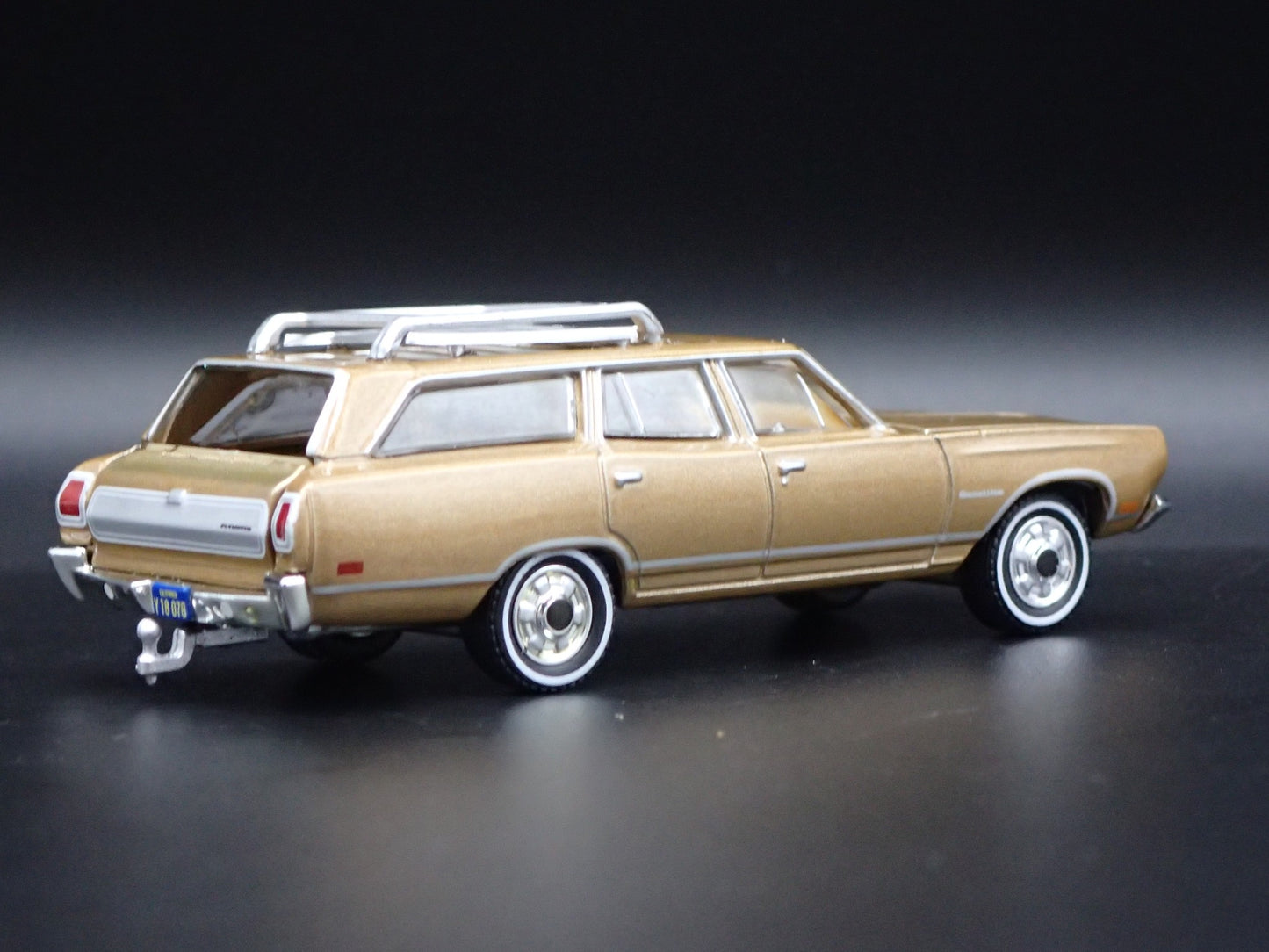 1969 PLYMOUTH SATELLITE STATION WAGON BRADY BUNCH 1:64 SCALE DIECAST MODEL CAR