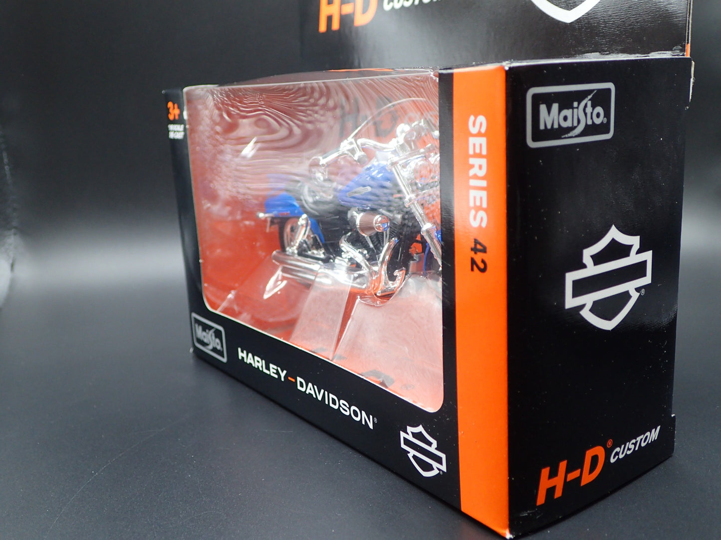 2009 09 FXDFSE CVO FAT BOB HARLEY DAVIDSON MOTORCYCLE MAISTO SERIES 42 1/18 BIKE