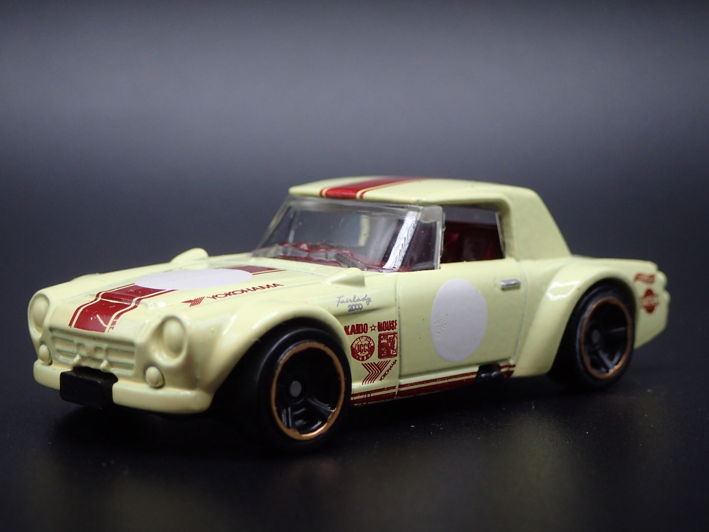 1967-1970 DATSUN FAIRLADY 2000 YOKOHAMA 1:64 SCALE  DIORAMA DIECAST MODEL CAR