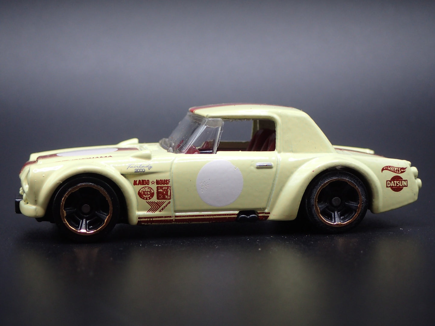 1967-1970 DATSUN FAIRLADY 2000 YOKOHAMA 1:64 SCALE  DIORAMA DIECAST MODEL CAR