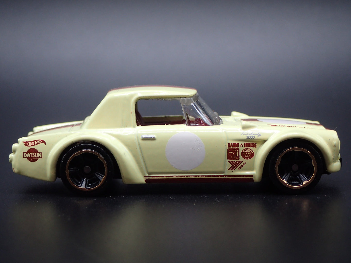 1967-1970 DATSUN FAIRLADY 2000 YOKOHAMA 1:64 SCALE  DIORAMA DIECAST MODEL CAR