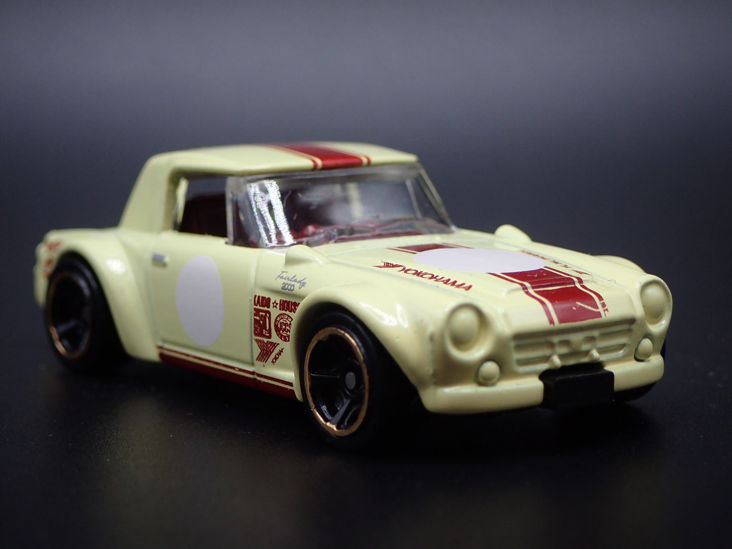 1967-1970 DATSUN FAIRLADY 2000 YOKOHAMA 1:64 SCALE  DIORAMA DIECAST MODEL CAR