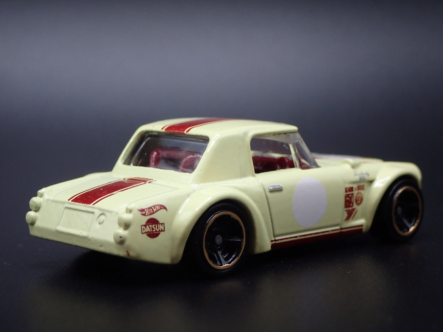 1967-1970 DATSUN FAIRLADY 2000 YOKOHAMA 1:64 SCALE  DIORAMA DIECAST MODEL CAR