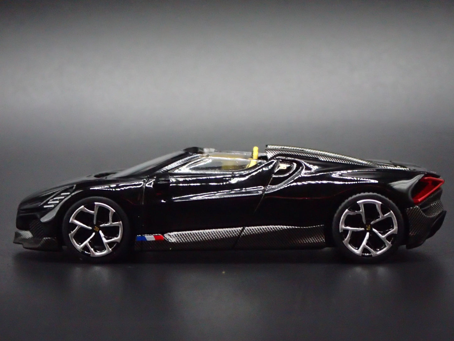2024-2025 BUGATTI W16 MISTRAL 1:64 SCALE COLLECTIBLE DIORAMA DIECAST MODEL CAR