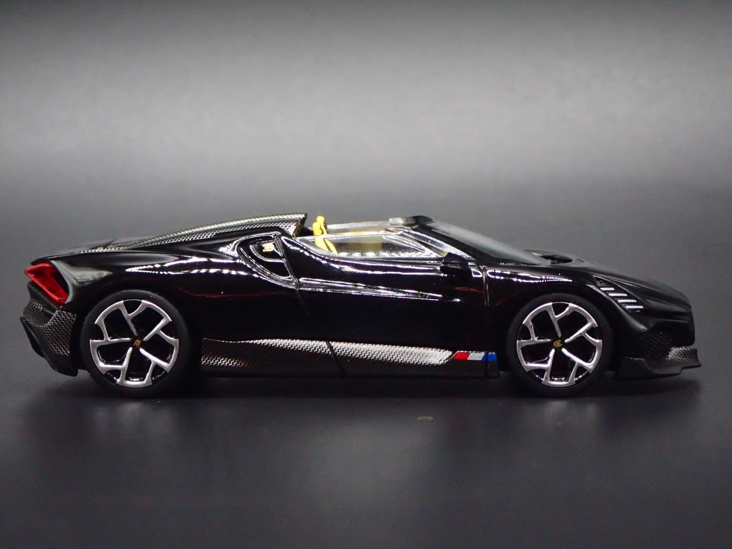 2024-2025 BUGATTI W16 MISTRAL 1:64 SCALE COLLECTIBLE DIORAMA DIECAST MODEL CAR